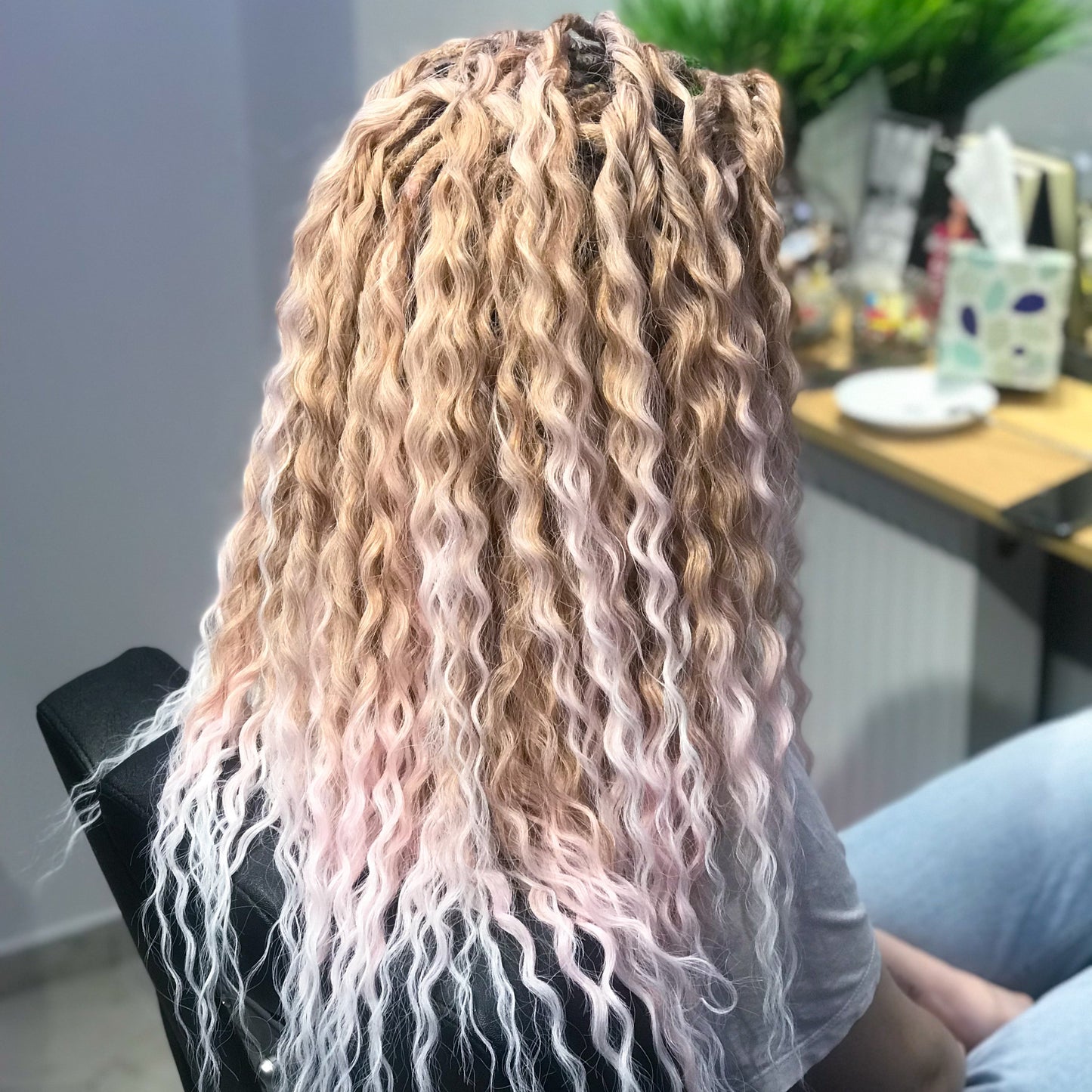 The set features a soft and elegant gradient: starting with a dusty rose brown at the roots, blending into a gentle blush pink, and fading into a light icy blonde at the tips.
It creates a dreamy, romantic look reminiscent of strawberries and cream or a rosé latte – delicate yet eye-catching. The subtle pastel tones make this color perfect for those who love a feminine, graceful, and versatile style.