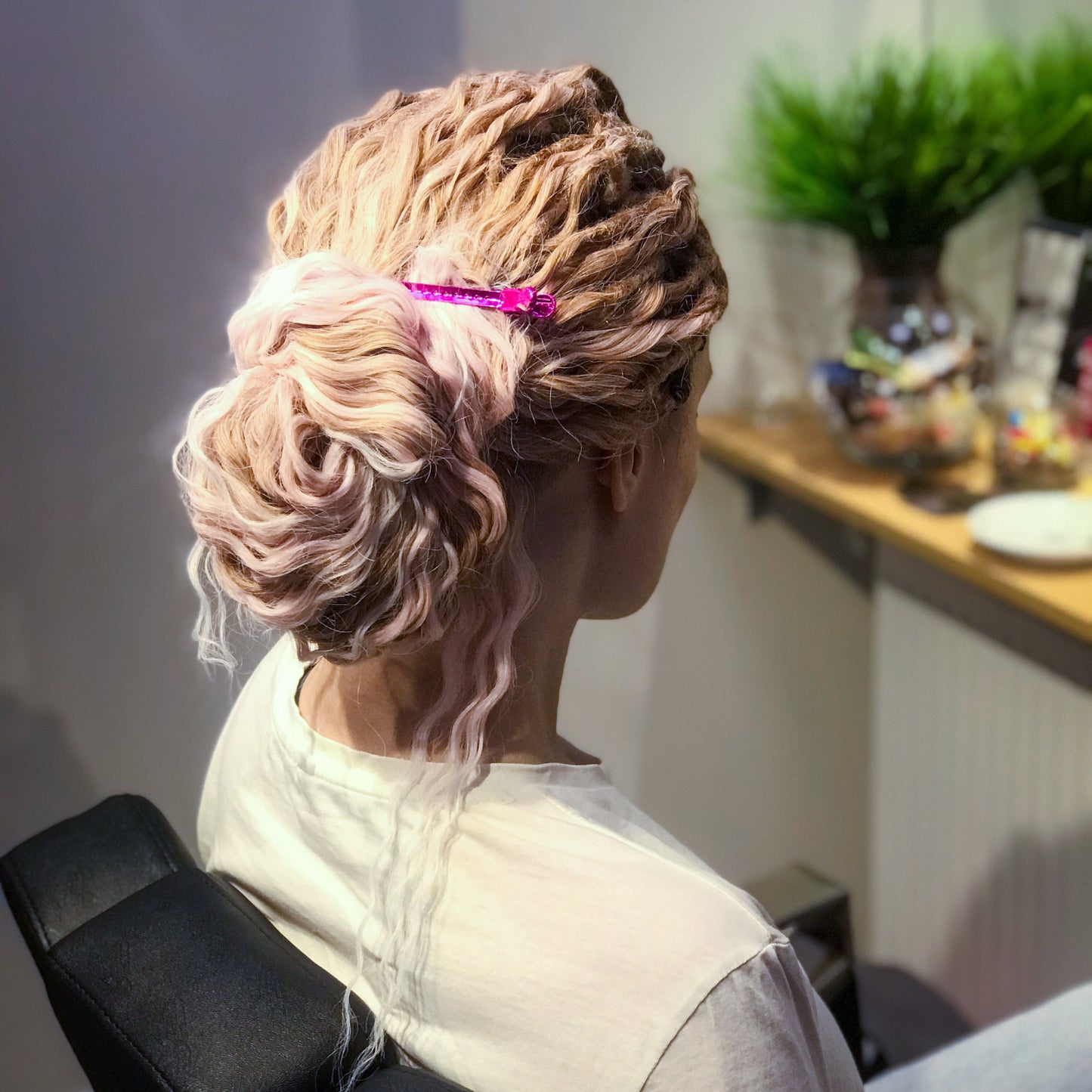 The set features a soft and elegant gradient: starting with a dusty rose brown at the roots, blending into a gentle blush pink, and fading into a light icy blonde at the tips.
It creates a dreamy, romantic look reminiscent of strawberries and cream or a rosé latte – delicate yet eye-catching. The subtle pastel tones make this color perfect for those who love a feminine, graceful, and versatile style.