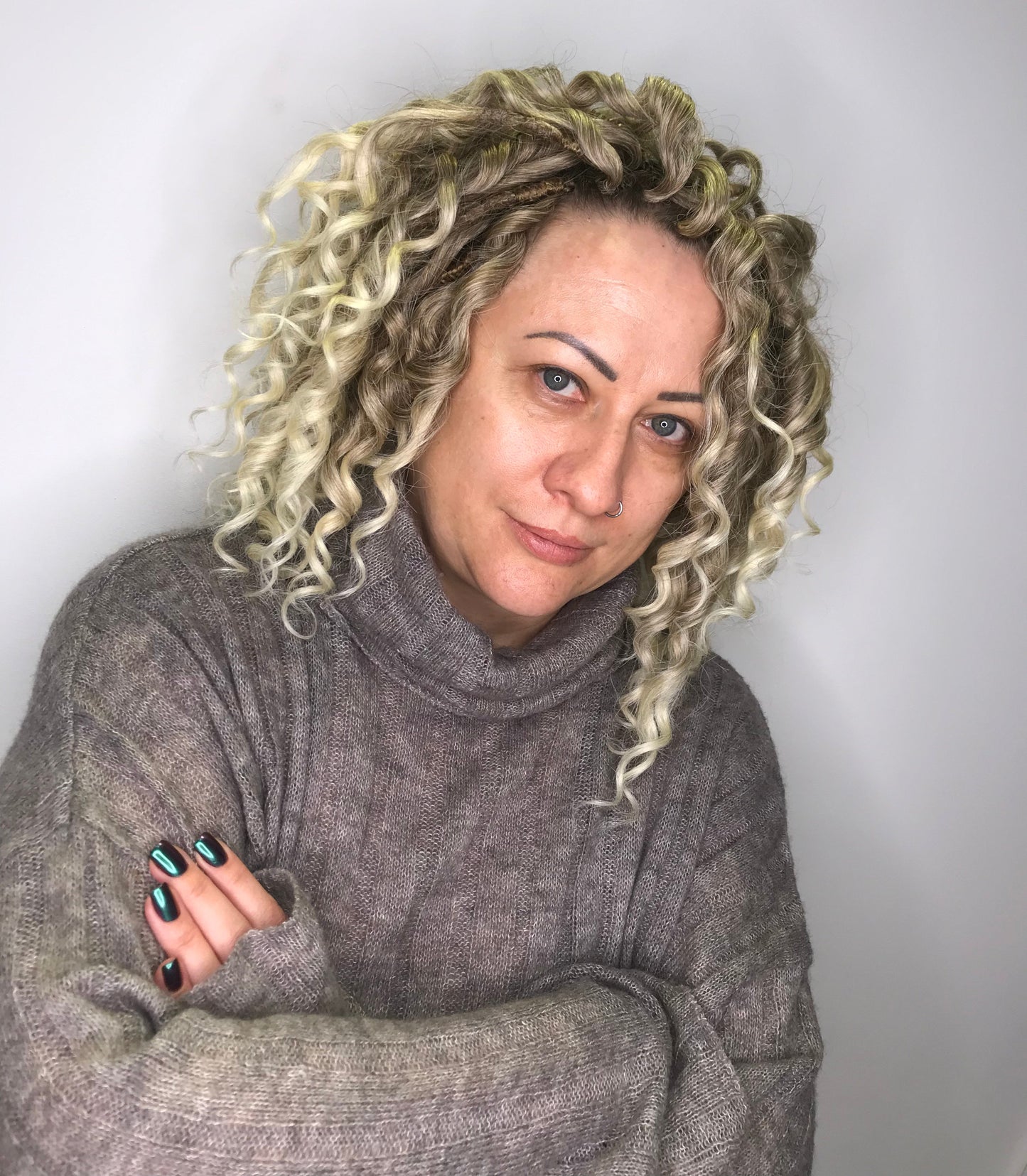 Short 10 inches (25 cm) natural blonde standard dreaded synthetic curls