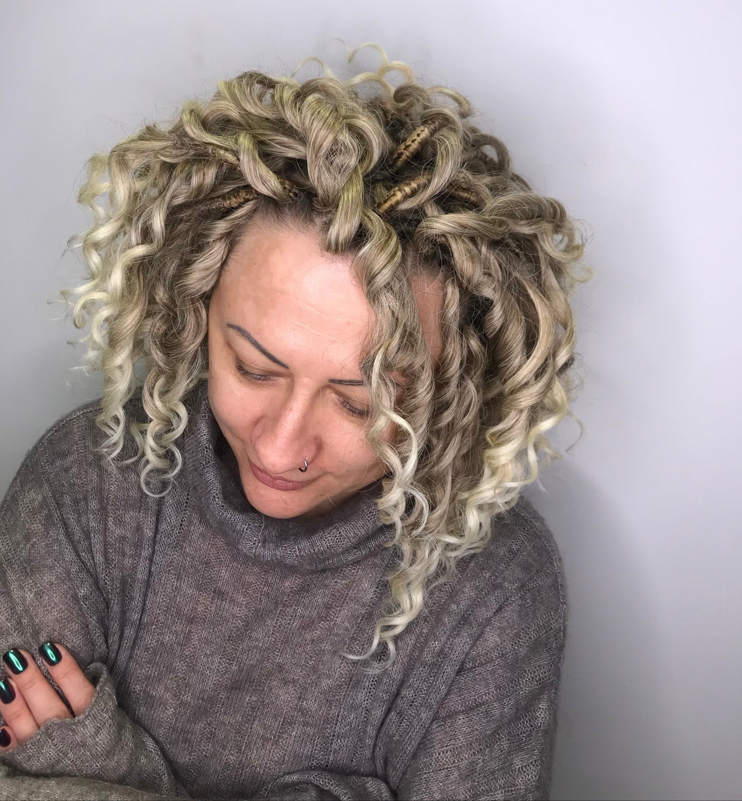 Short 10 inches (25 cm) natural blonde standard dreaded synthetic curls