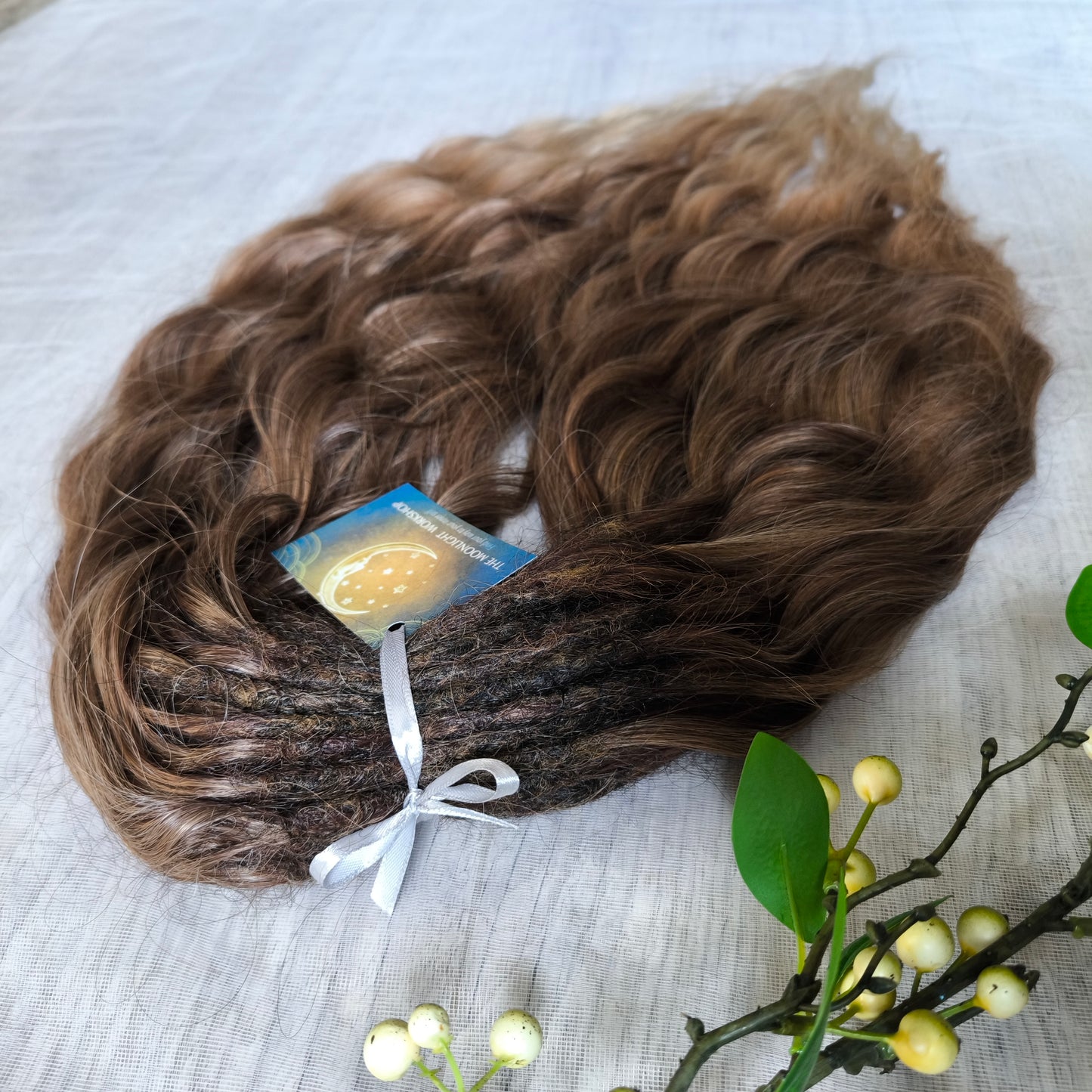 Bring the warmth of golden afternoons into your look with Honey Hazelnut. This set blends rich hazelnut brown at the roots into sweet caramel tones and finishes with soft wheat blonde tips. The waves catch the light beautifully, creating a natural sun-kissed effect.
Perfect for lovers of natural yet radiant colors, this set will add elegance and effortless charm to your style.