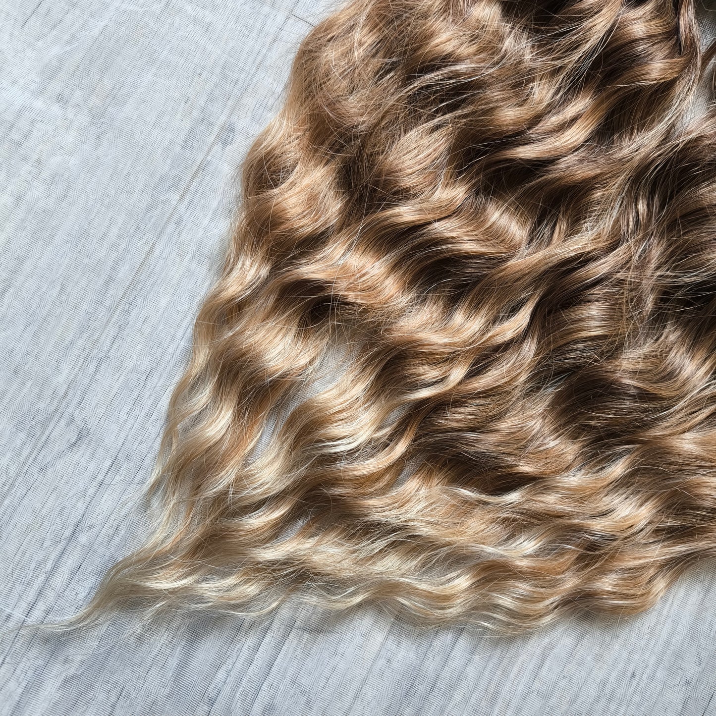 Bring the warmth of golden afternoons into your look with Honey Hazelnut. This set blends rich hazelnut brown at the roots into sweet caramel tones and finishes with soft wheat blonde tips. The waves catch the light beautifully, creating a natural sun-kissed effect.
Perfect for lovers of natural yet radiant colors, this set will add elegance and effortless charm to your style.