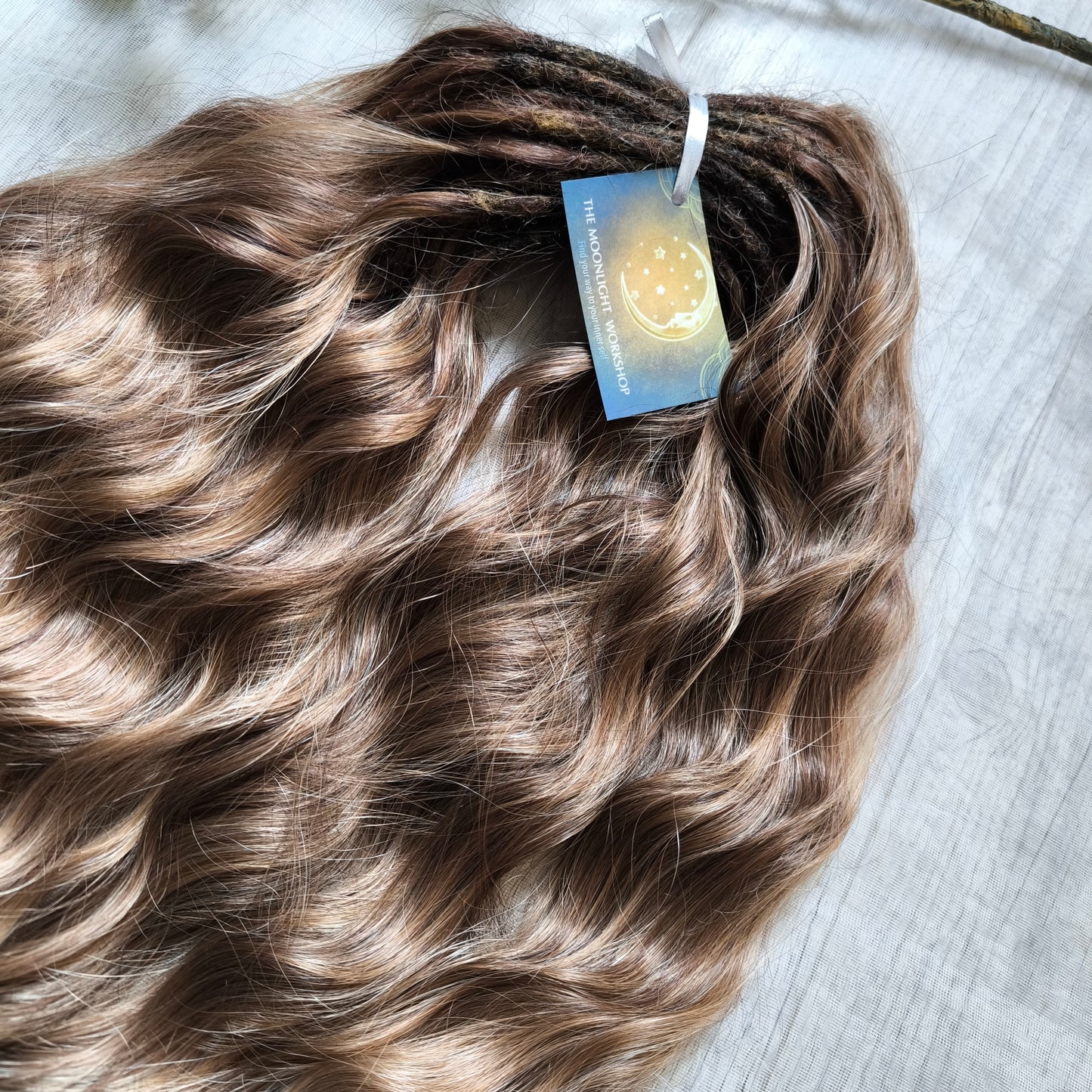 Bring the warmth of golden afternoons into your look with Honey Hazelnut. This set blends rich hazelnut brown at the roots into sweet caramel tones and finishes with soft wheat blonde tips. The waves catch the light beautifully, creating a natural sun-kissed effect.
Perfect for lovers of natural yet radiant colors, this set will add elegance and effortless charm to your style.