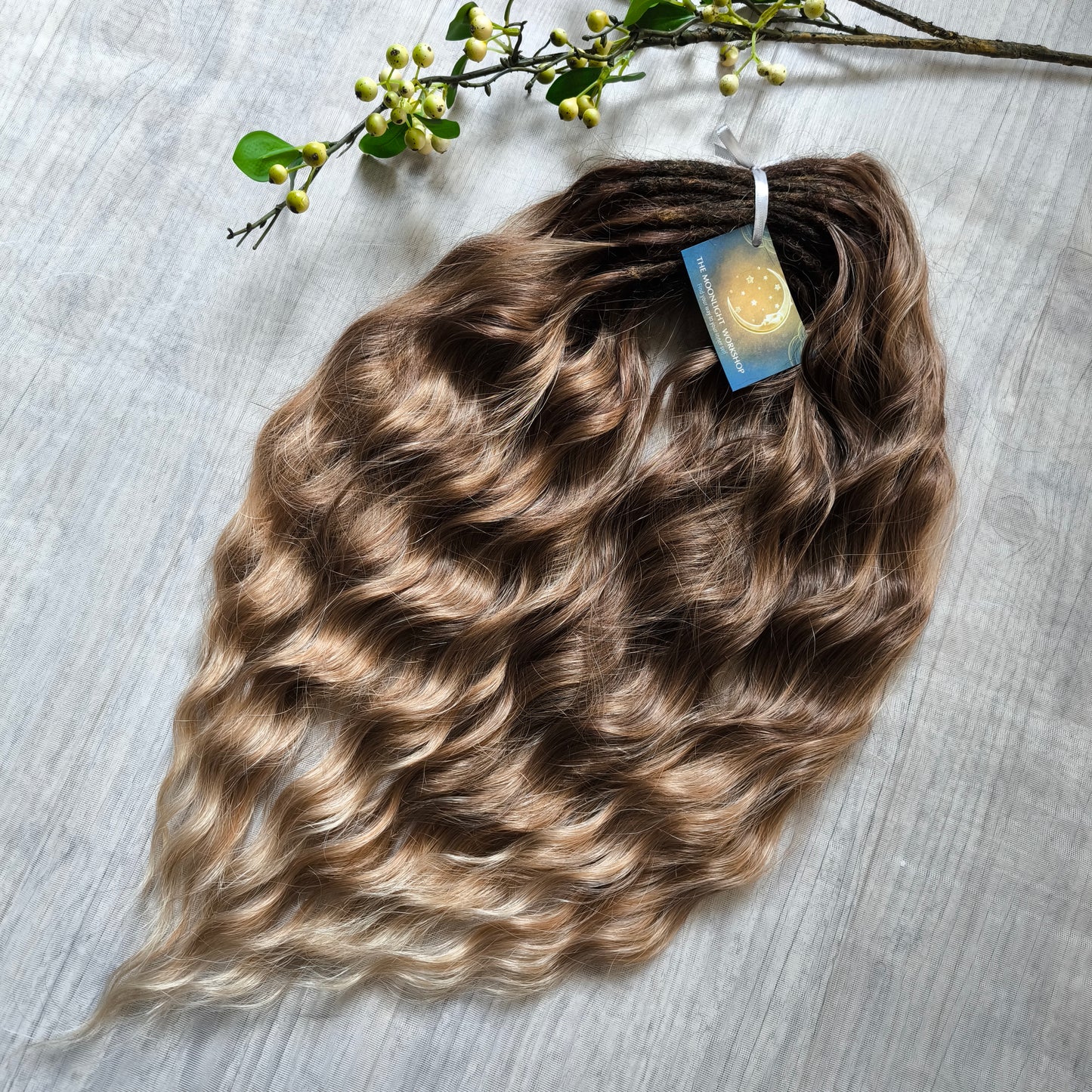 Bring the warmth of golden afternoons into your look with Honey Hazelnut. This set blends rich hazelnut brown at the roots into sweet caramel tones and finishes with soft wheat blonde tips. The waves catch the light beautifully, creating a natural sun-kissed effect.
Perfect for lovers of natural yet radiant colors, this set will add elegance and effortless charm to your style.