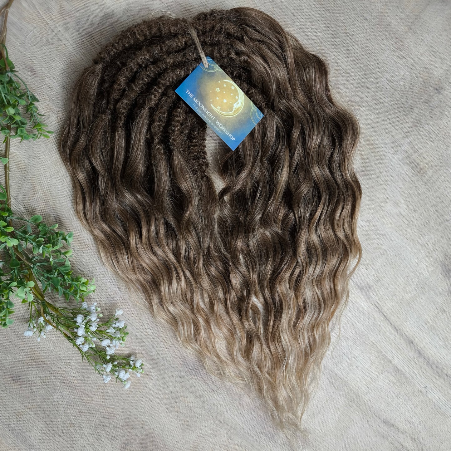 Bring the warmth of golden afternoons into your look with Honey Hazelnut. This set blends rich hazelnut brown at the roots into sweet caramel tones and finishes with soft wheat blonde tips. The waves catch the light beautifully, creating a natural sun-kissed effect.
Perfect for lovers of natural yet radiant colors, this set will add elegance and effortless charm to your style.