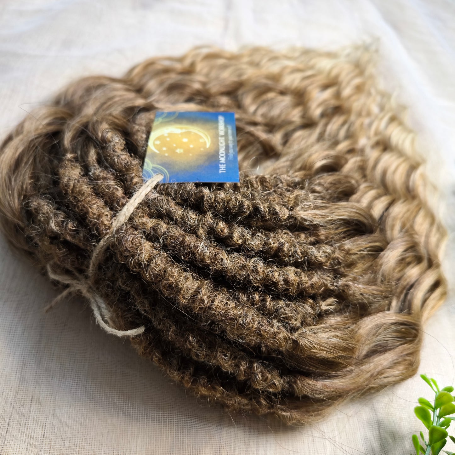 Bring the warmth of golden afternoons into your look with Honey Hazelnut. This set blends rich hazelnut brown at the roots into sweet caramel tones and finishes with soft wheat blonde tips. The waves catch the light beautifully, creating a natural sun-kissed effect.
Perfect for lovers of natural yet radiant colors, this set will add elegance and effortless charm to your style.