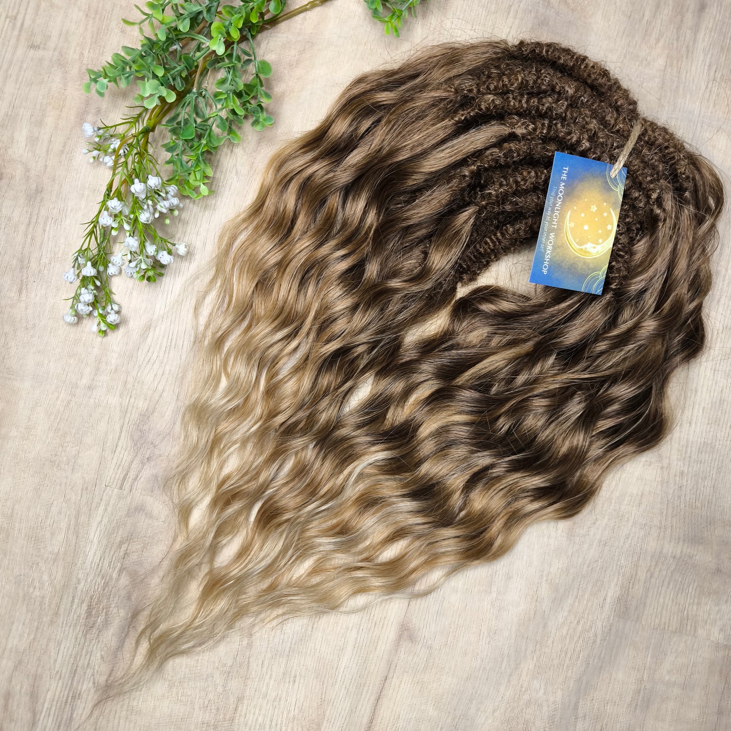 Bring the warmth of golden afternoons into your look with Honey Hazelnut. This set blends rich hazelnut brown at the roots into sweet caramel tones and finishes with soft wheat blonde tips. The waves catch the light beautifully, creating a natural sun-kissed effect.
Perfect for lovers of natural yet radiant colors, this set will add elegance and effortless charm to your style.