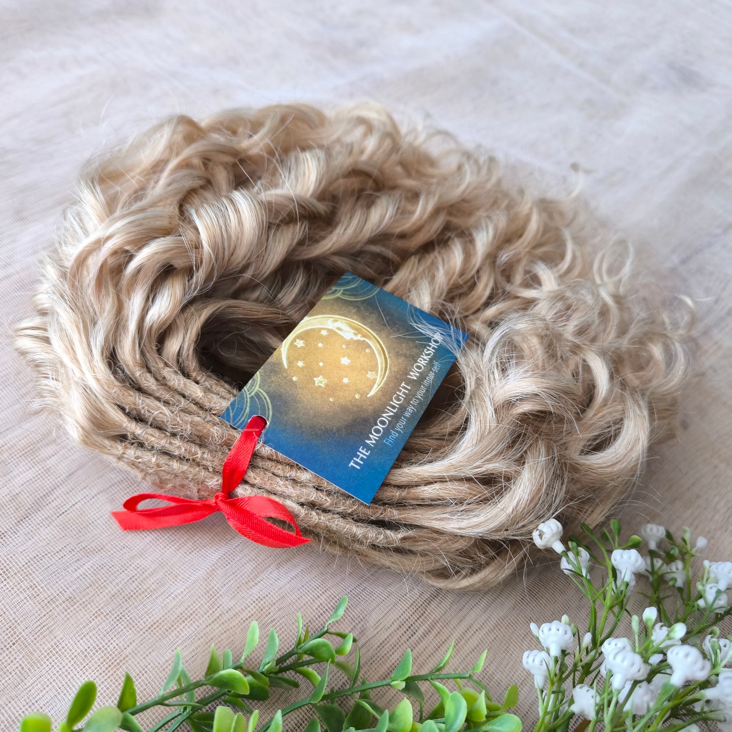 Short 10 inches (25 cm) natural blonde standard dreaded synthetic curls