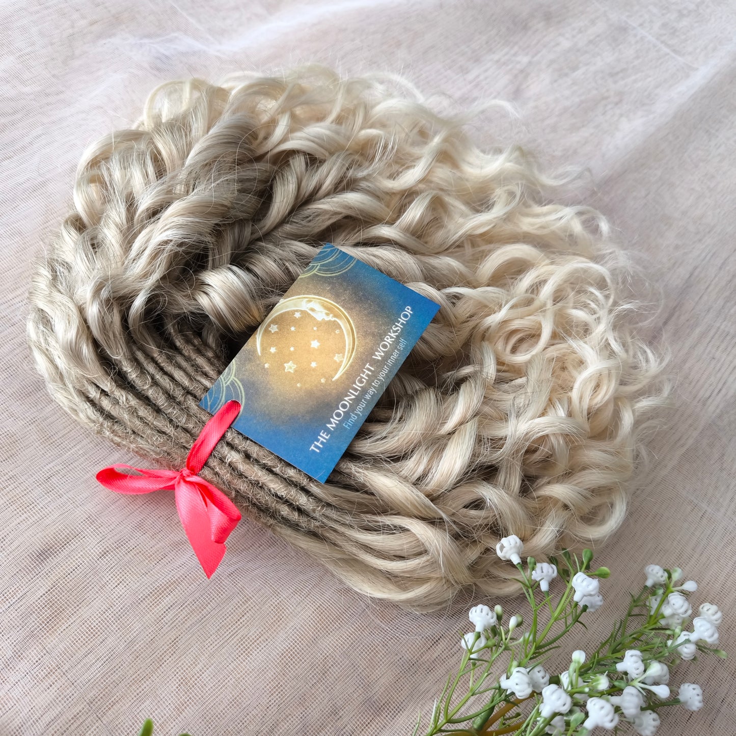 Short 10 inches (25 cm) natural blonde standard dreaded synthetic curls