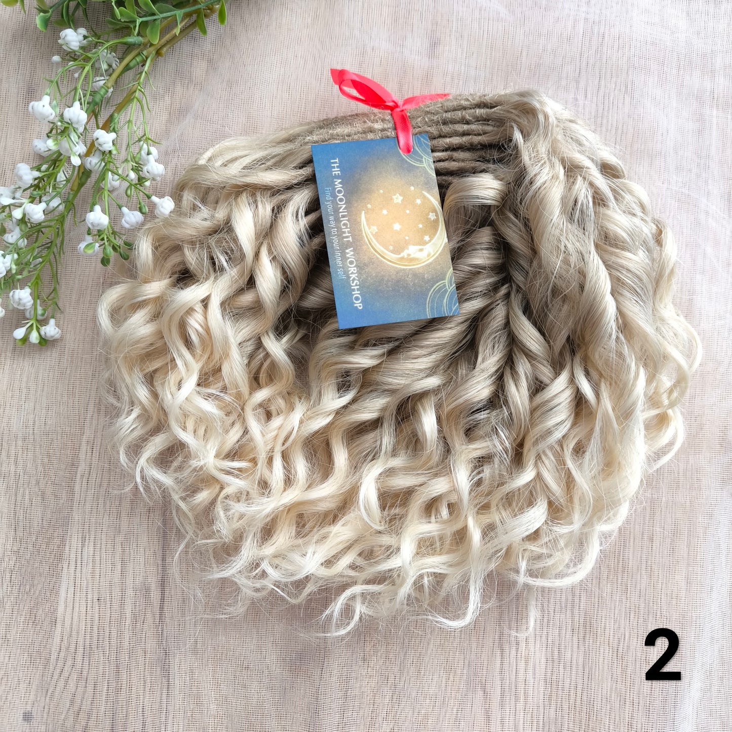 Short 10 inches (25 cm) natural blonde standard dreaded synthetic curls