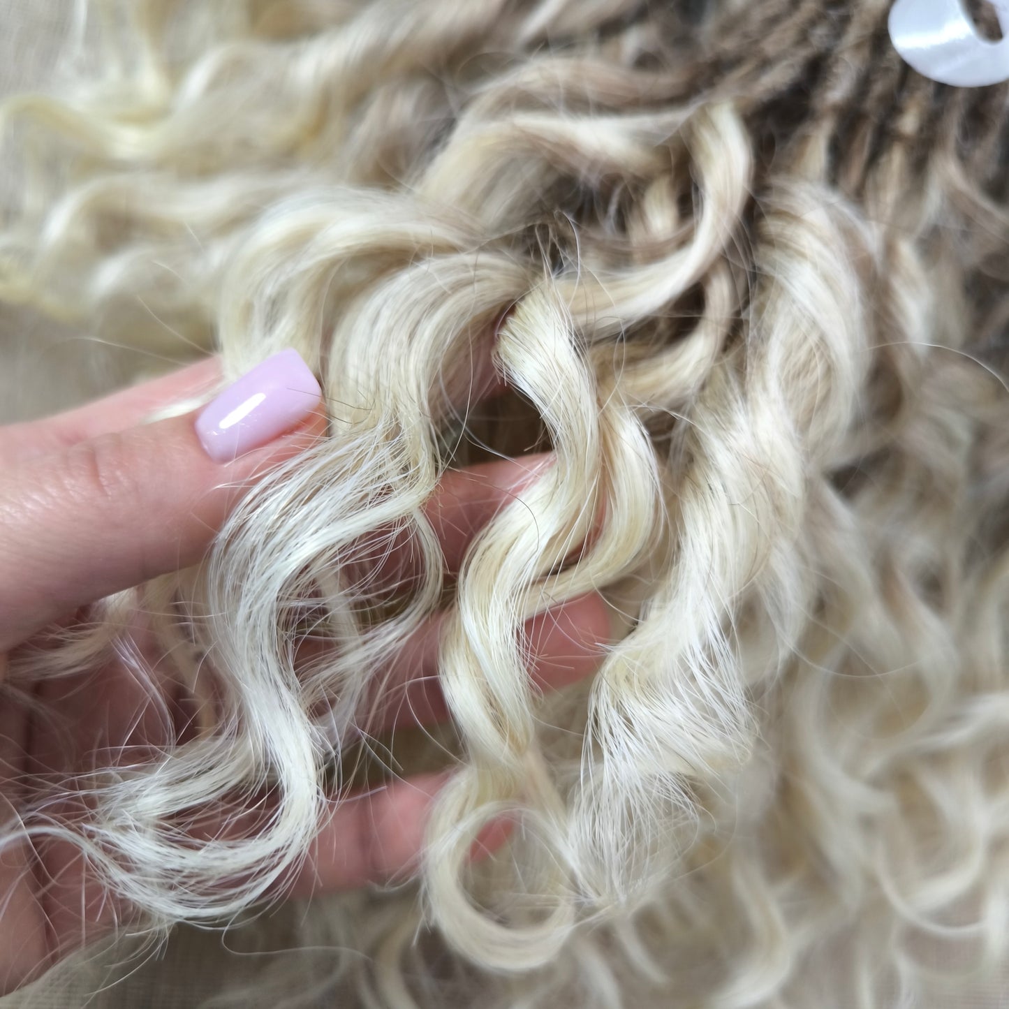 Short 10 inches (25 cm) natural blonde standard dreaded synthetic curls