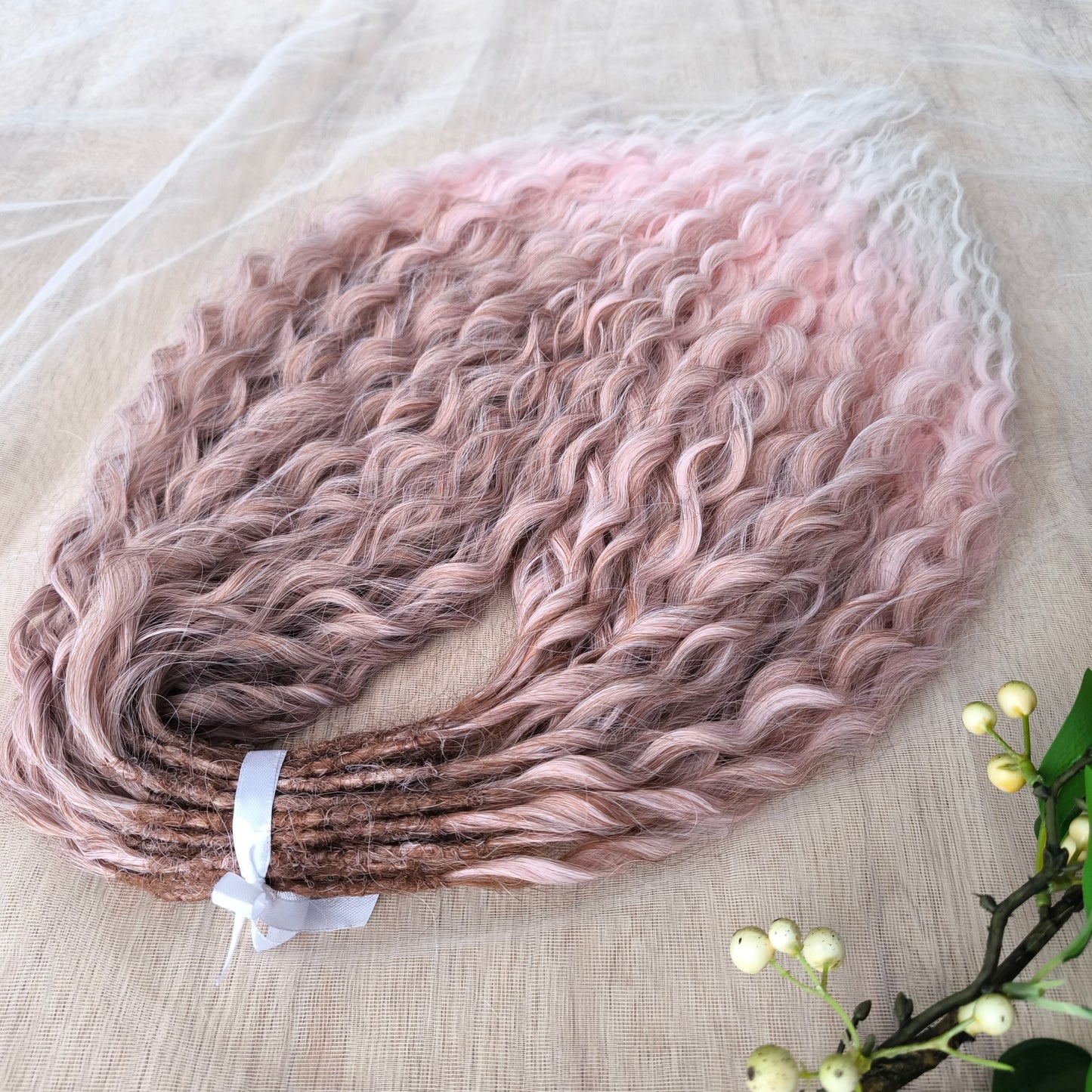 The set features a soft and elegant gradient: starting with a dusty rose brown at the roots, blending into a gentle blush pink, and fading into a light icy blonde at the tips.
It creates a dreamy, romantic look reminiscent of strawberries and cream or a rosé latte – delicate yet eye-catching. The subtle pastel tones make this color perfect for those who love a feminine, graceful, and versatile style.