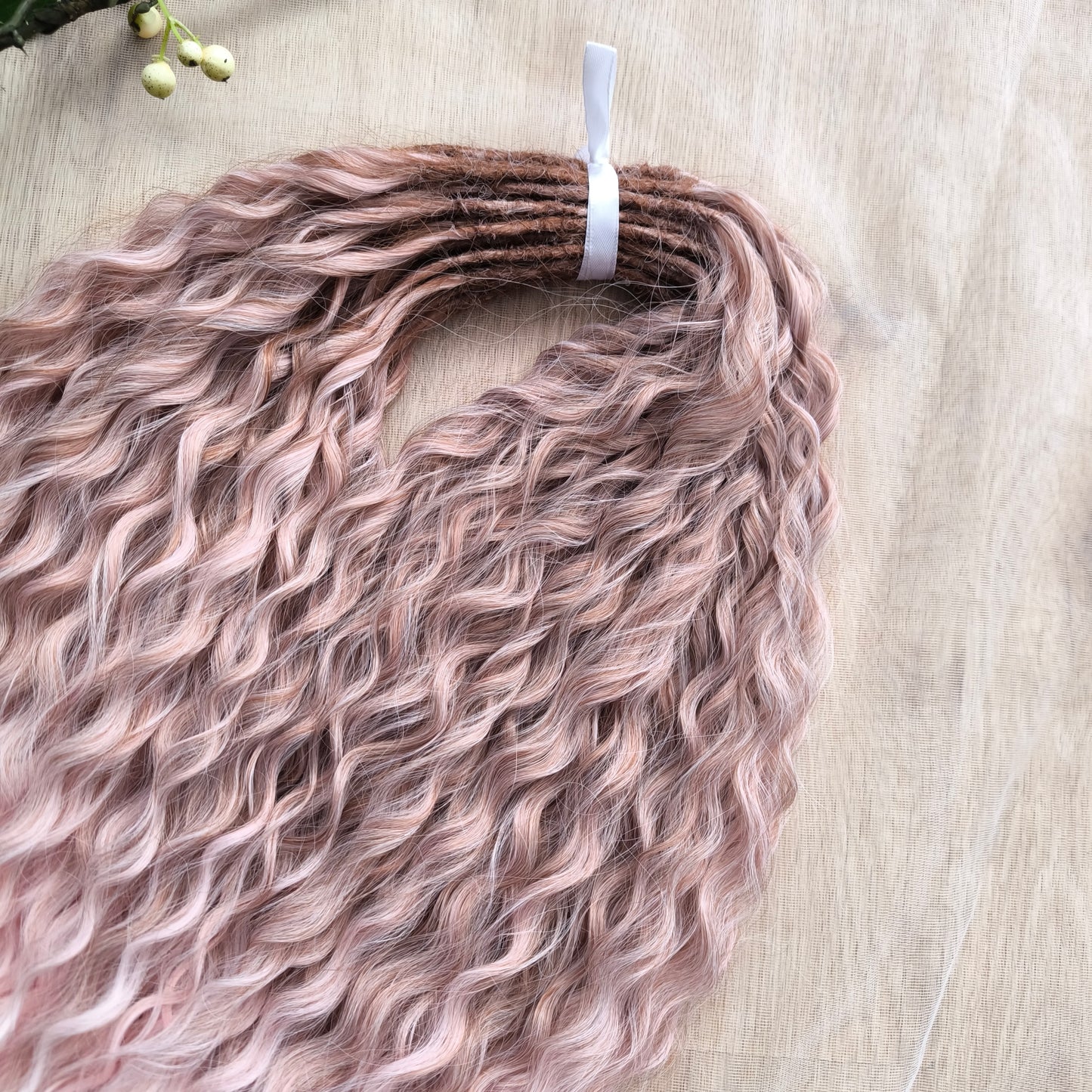 The set features a soft and elegant gradient: starting with a dusty rose brown at the roots, blending into a gentle blush pink, and fading into a light icy blonde at the tips.
It creates a dreamy, romantic look reminiscent of strawberries and cream or a rosé latte – delicate yet eye-catching. The subtle pastel tones make this color perfect for those who love a feminine, graceful, and versatile style.