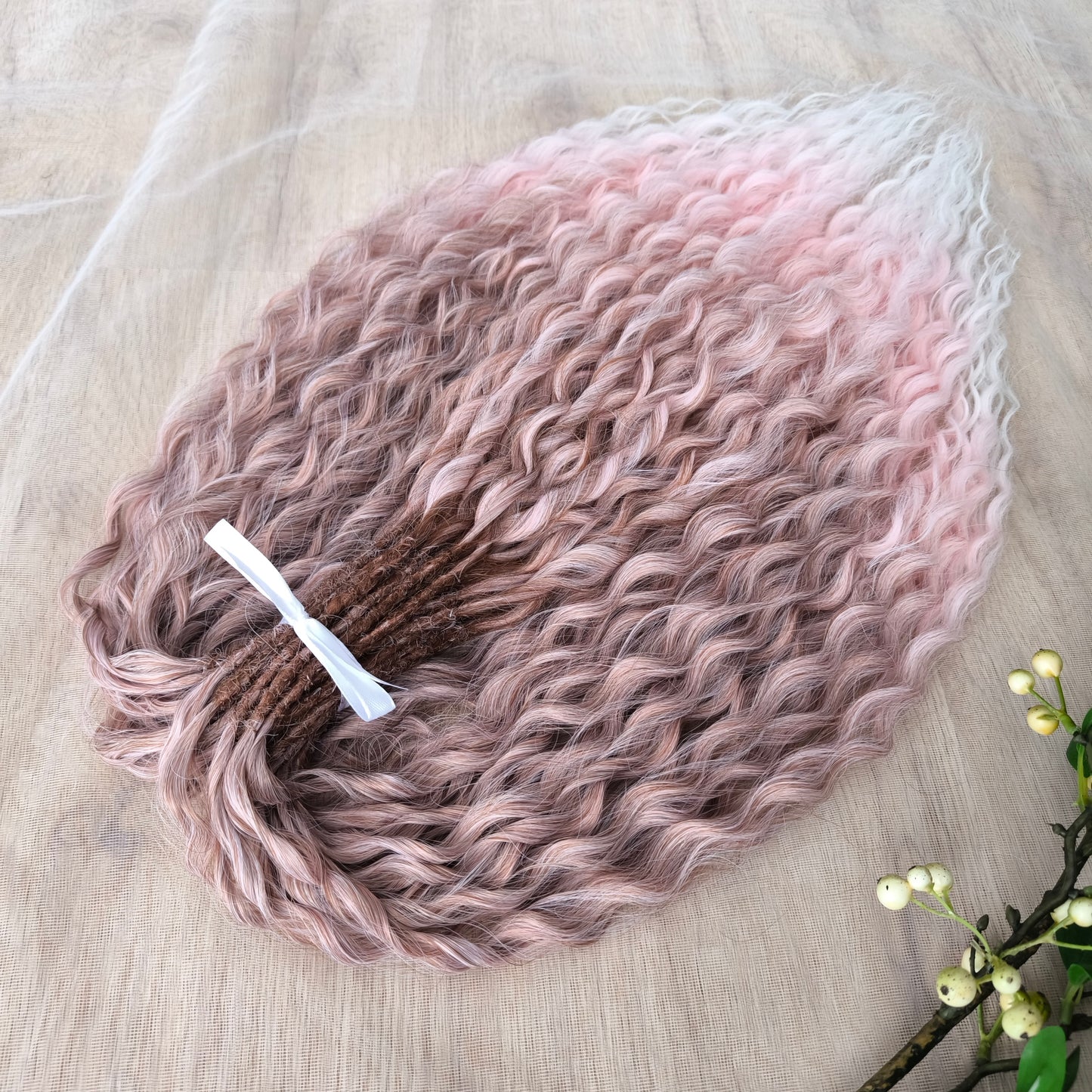 The set features a soft and elegant gradient: starting with a dusty rose brown at the roots, blending into a gentle blush pink, and fading into a light icy blonde at the tips.
It creates a dreamy, romantic look reminiscent of strawberries and cream or a rosé latte – delicate yet eye-catching. The subtle pastel tones make this color perfect for those who love a feminine, graceful, and versatile style.