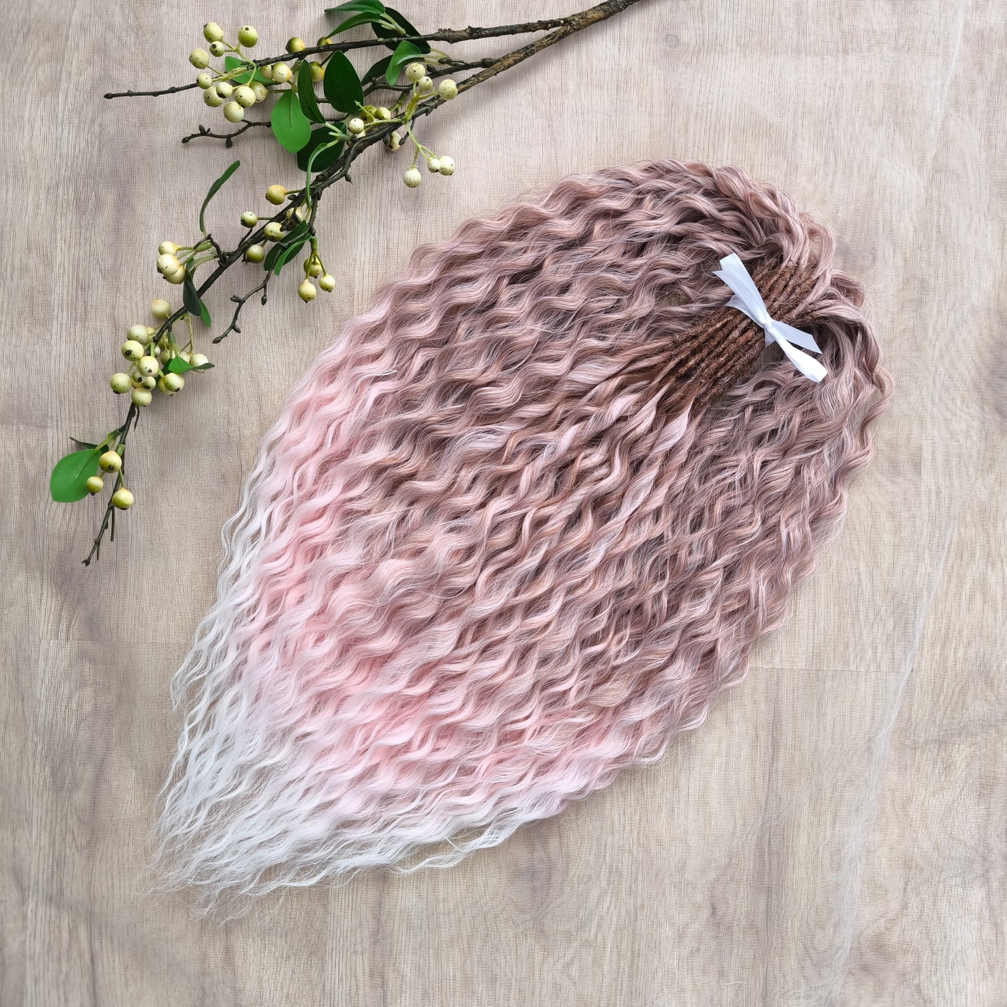 The set features a soft and elegant gradient: starting with a dusty rose brown at the roots, blending into a gentle blush pink, and fading into a light icy blonde at the tips.
It creates a dreamy, romantic look reminiscent of strawberries and cream or a rosé latte – delicate yet eye-catching. The subtle pastel tones make this color perfect for those who love a feminine, graceful, and versatile style.