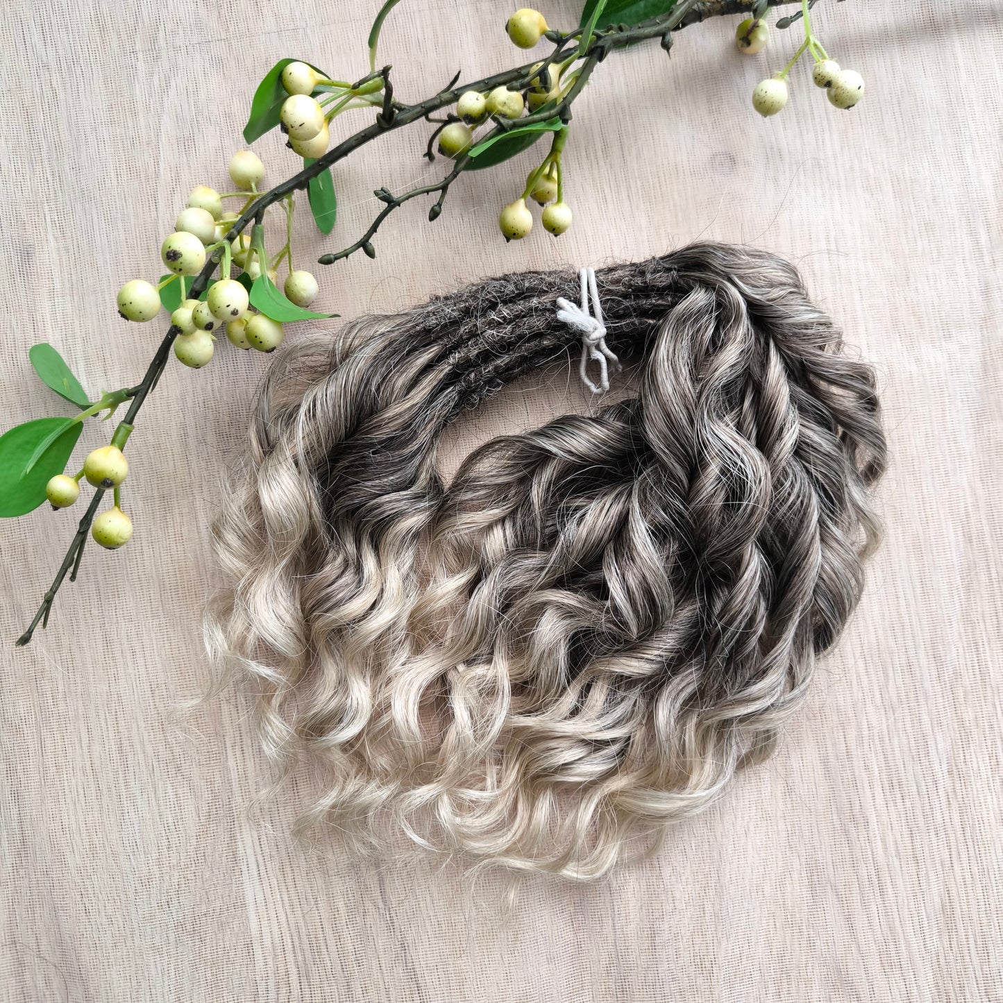 Short 10 inches (25 cm) natural blonde standard dreaded synthetic curls