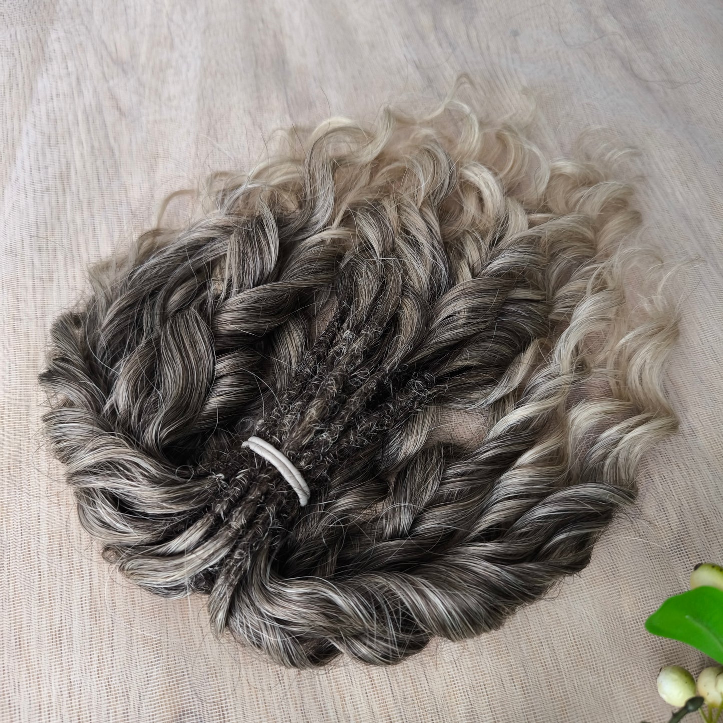 Short 10 inches (25 cm) natural blonde standard dreaded synthetic curls