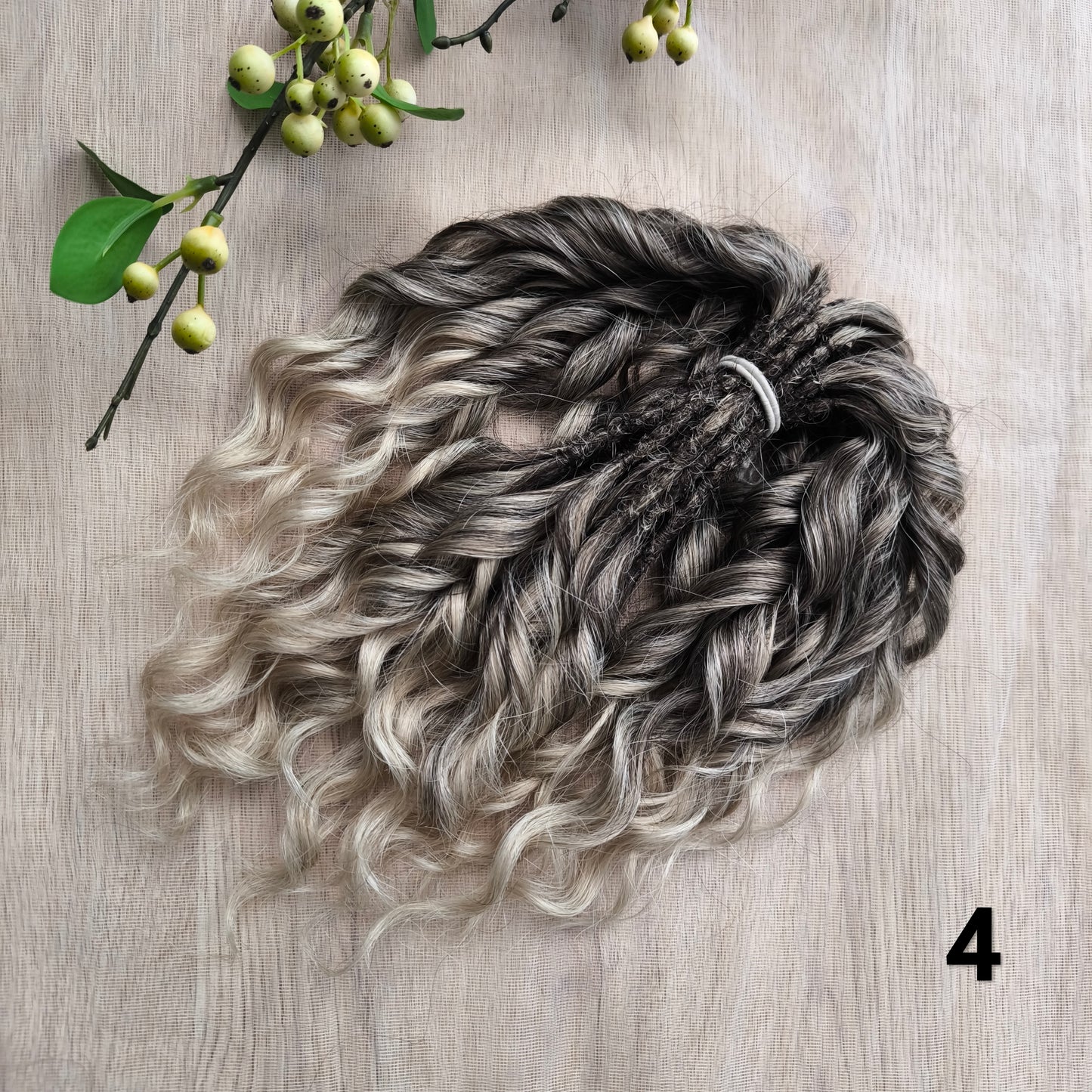 Short 10 inches (25 cm) natural blonde standard dreaded synthetic curls