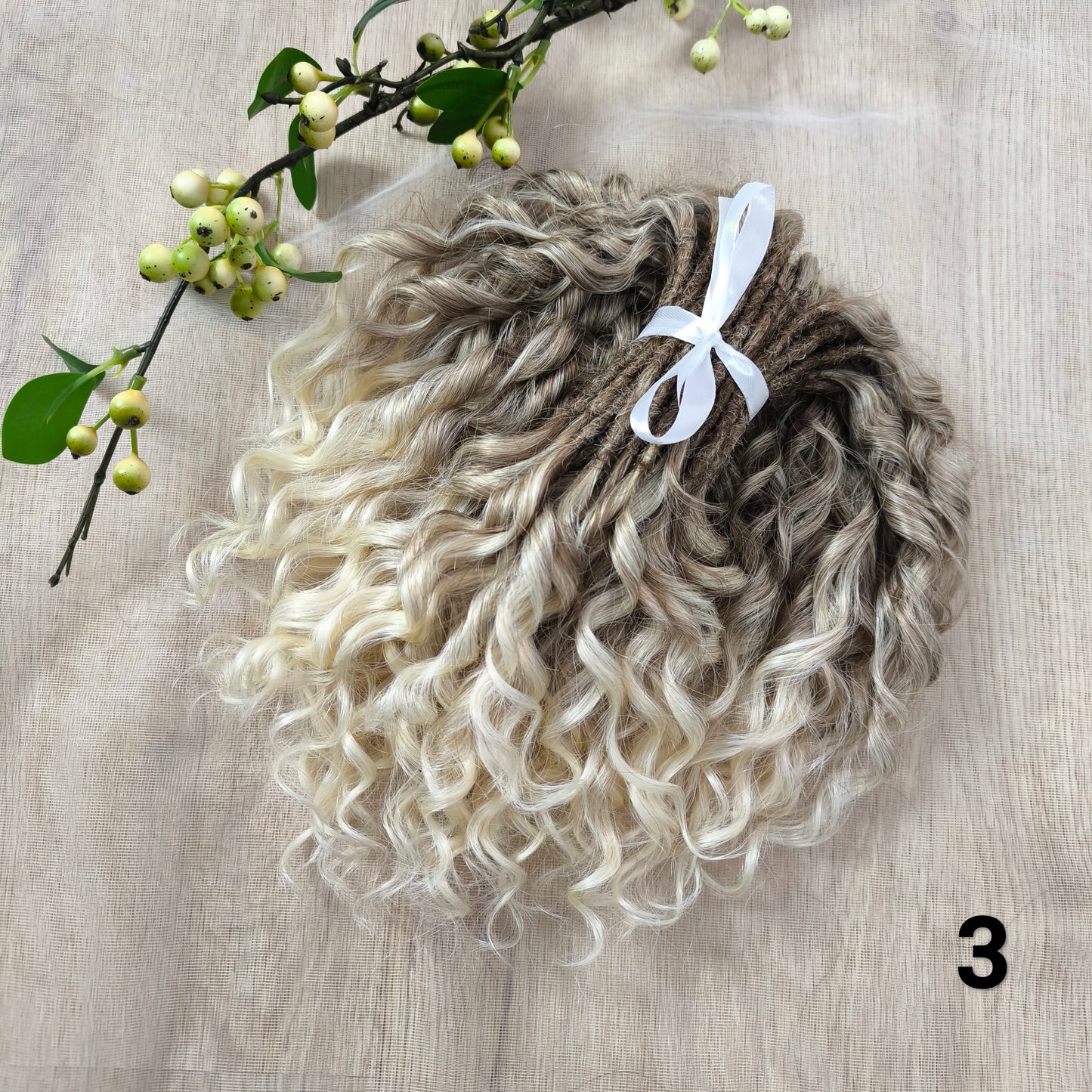 Short 10 inches (25 cm) natural blonde standard dreaded synthetic curls