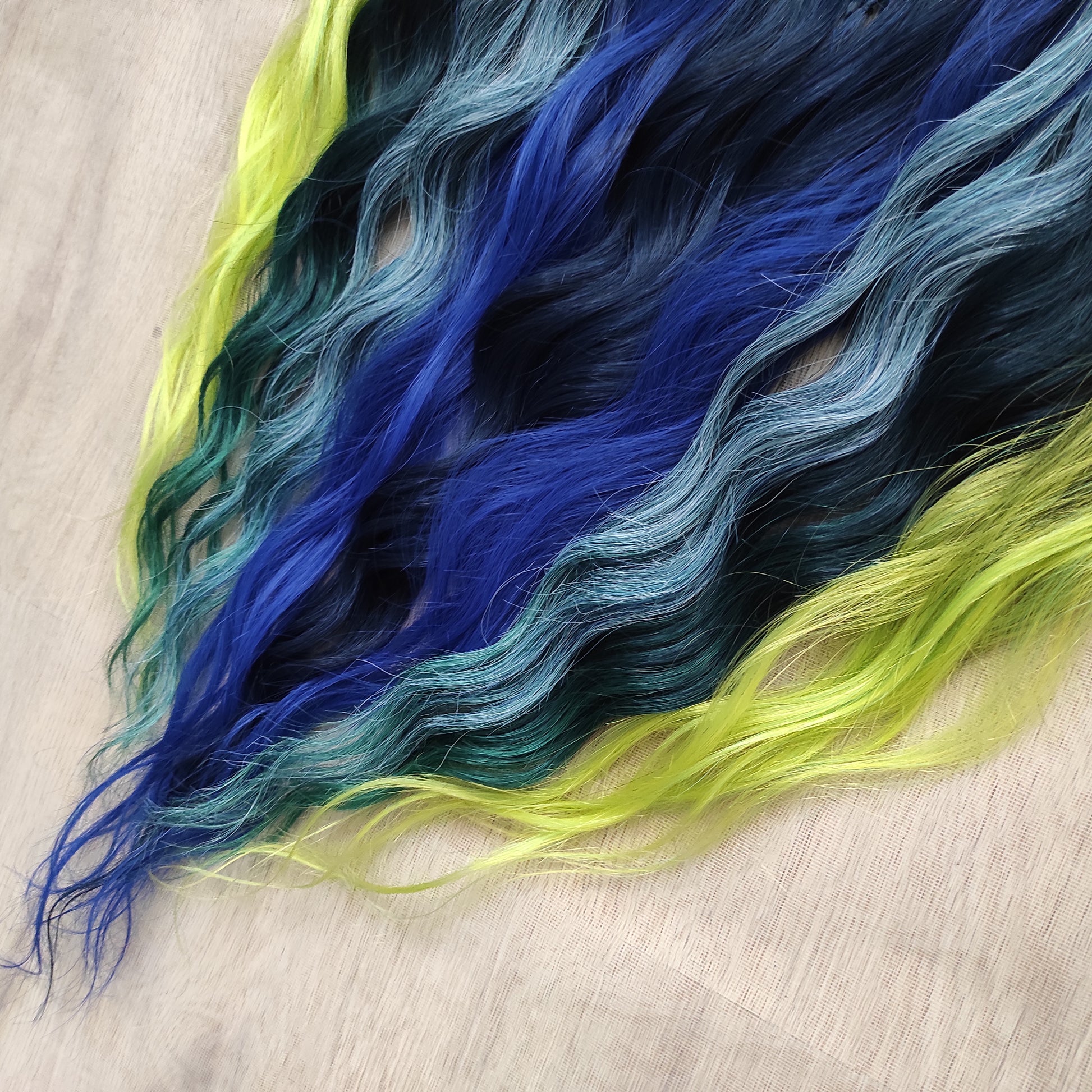 Inspired by the feathers of a peacock and the magic of the deep forest, this set blends rich navy, electric blue, moss green, lime, and seafoam in an eye-catching gradient. Whether you're stepping into a festival or simply expressing your wild side, this look makes a powerful statement.
Soft, lightweight, and reusable synthetic brushable double ended wavy dreadlocks, mix of Anna and Body wave (available as regular dreaded, braided middle, or push-up).
