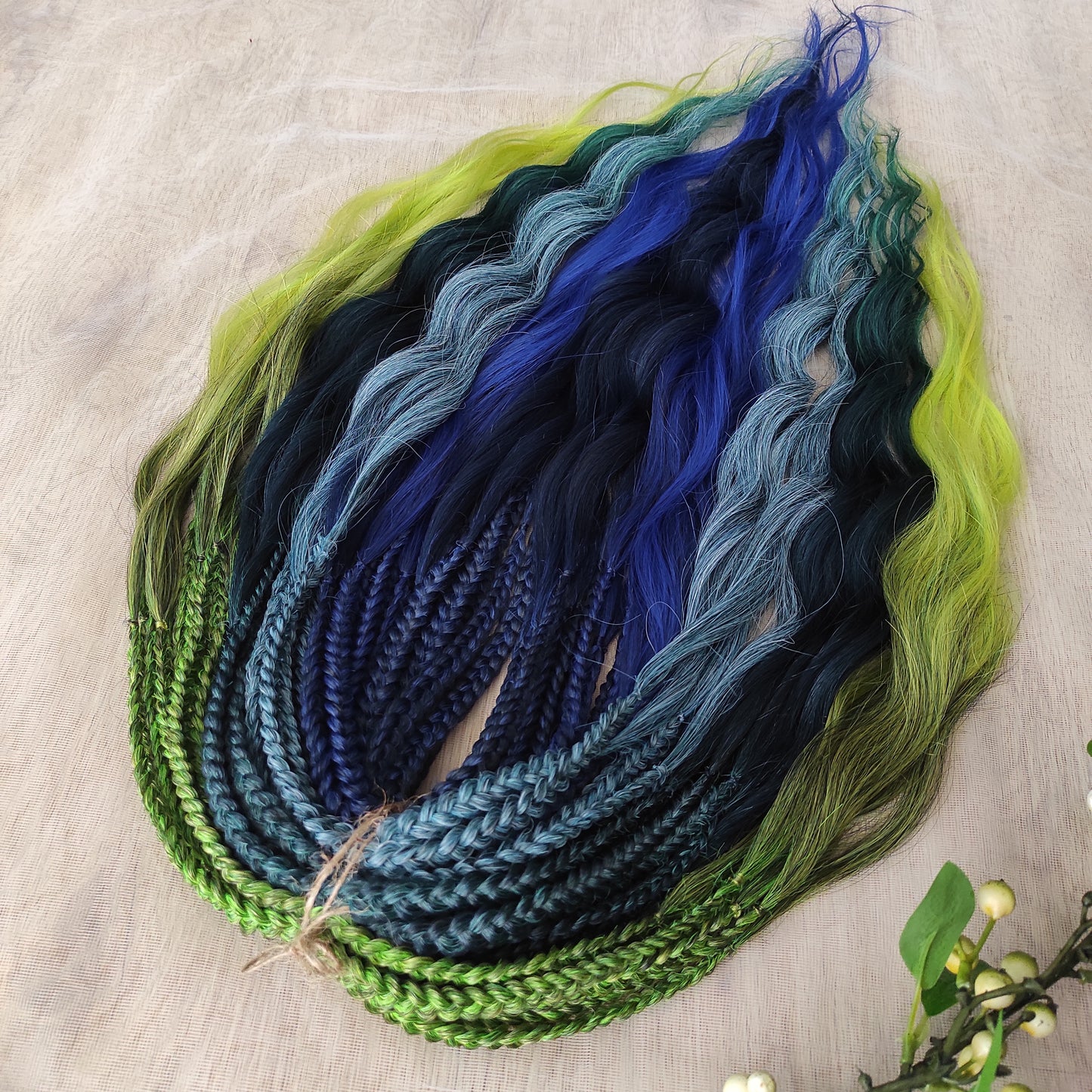 Inspired by the feathers of a peacock and the magic of the deep forest, this set blends rich navy, electric blue, moss green, lime, and seafoam in an eye-catching gradient. Whether you're stepping into a festival or simply expressing your wild side, this look makes a powerful statement.
Soft, lightweight, and reusable synthetic brushable double ended wavy dreadlocks, a mix of Anna and Body wave with braided middle.