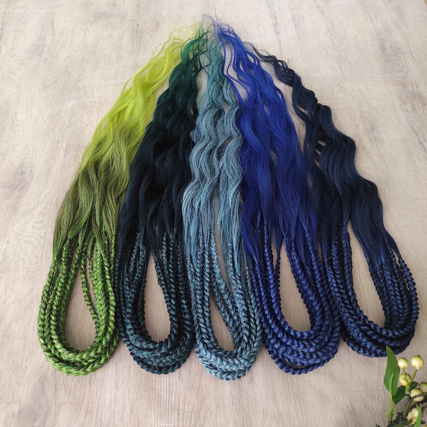 Inspired by the feathers of a peacock and the magic of the deep forest, this set blends rich navy, electric blue, moss green, lime, and seafoam in an eye-catching gradient. Whether you're stepping into a festival or simply expressing your wild side, this look makes a powerful statement.
Soft, lightweight, and reusable synthetic brushable double ended wavy dreadlocks, a mix of Anna and Body wave with braided middle.
