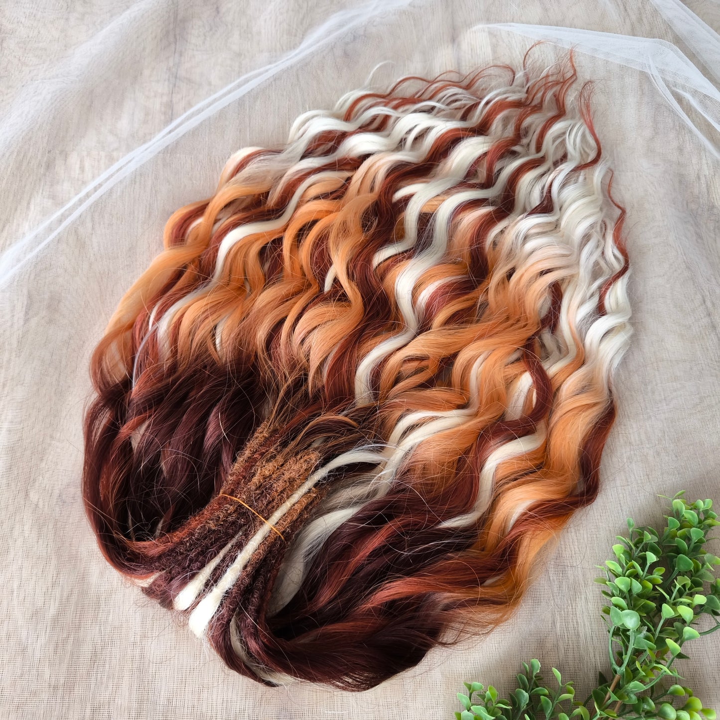 This set combines a rich three-tone ombré gradient — deep chestnut, warm copper, and pale blonde — with additional solid strands in copper and creamy platinum, creating a stunning play of light and color.
Inspired by autumn leaves, glowing embers, and the graceful energy of a wild fox, Amber Fox is made to stand out with both softness and strength.
Soft, lightweight, and reusable synthetic brushable double ended wavy dreadlocks (available as regular dreaded, braided middle, or push-up).