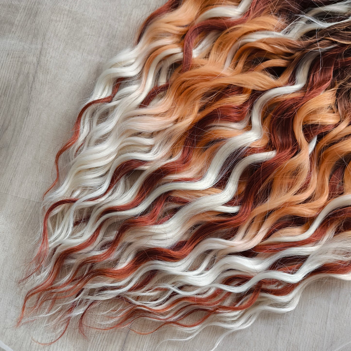 This set combines a rich three-tone ombré gradient — deep chestnut, warm copper, and pale blonde — with additional solid strands in copper and creamy platinum, creating a stunning play of light and color.
Inspired by autumn leaves, glowing embers, and the graceful energy of a wild fox, Amber Fox is made to stand out with both softness and strength.
Soft, lightweight, and reusable synthetic brushable double ended wavy dreadlocks (available as regular dreaded, braided middle, or push-up).