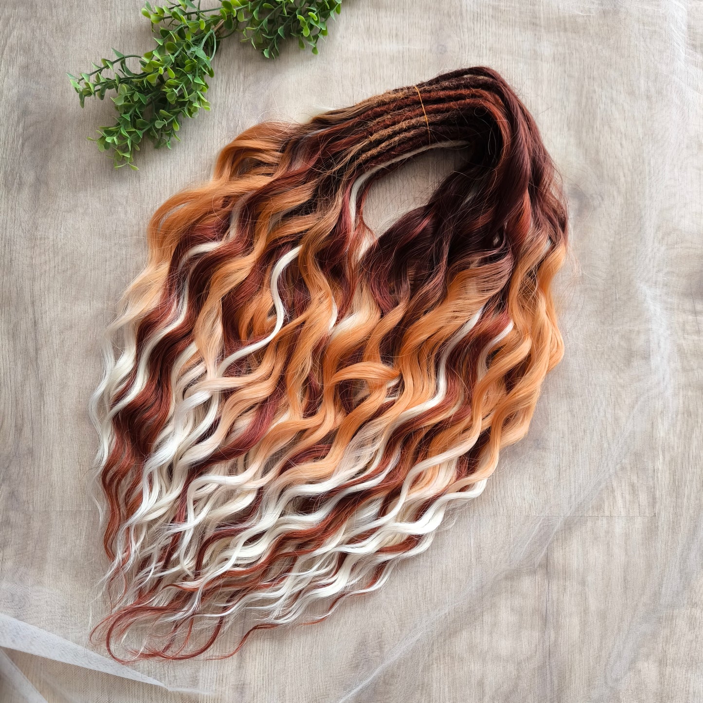 This set combines a rich three-tone ombré gradient — deep chestnut, warm copper, and pale blonde — with additional solid strands in copper and creamy platinum, creating a stunning play of light and color.
Inspired by autumn leaves, glowing embers, and the graceful energy of a wild fox, Amber Fox is made to stand out with both softness and strength.
Soft, lightweight, and reusable synthetic brushable double ended wavy dreadlocks (available as regular dreaded, braided middle, or push-up).
