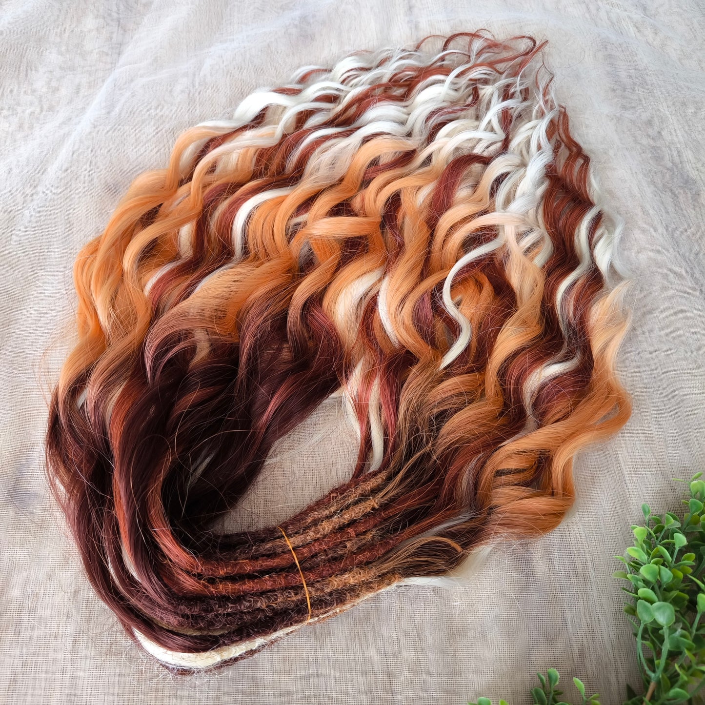 This set combines a rich three-tone ombré gradient — deep chestnut, warm copper, and pale blonde — with additional solid strands in copper and creamy platinum, creating a stunning play of light and color.
Inspired by autumn leaves, glowing embers, and the graceful energy of a wild fox, Amber Fox is made to stand out with both softness and strength.
Soft, lightweight, and reusable synthetic brushable double ended wavy dreadlocks (available as regular dreaded, braided middle, or push-up).