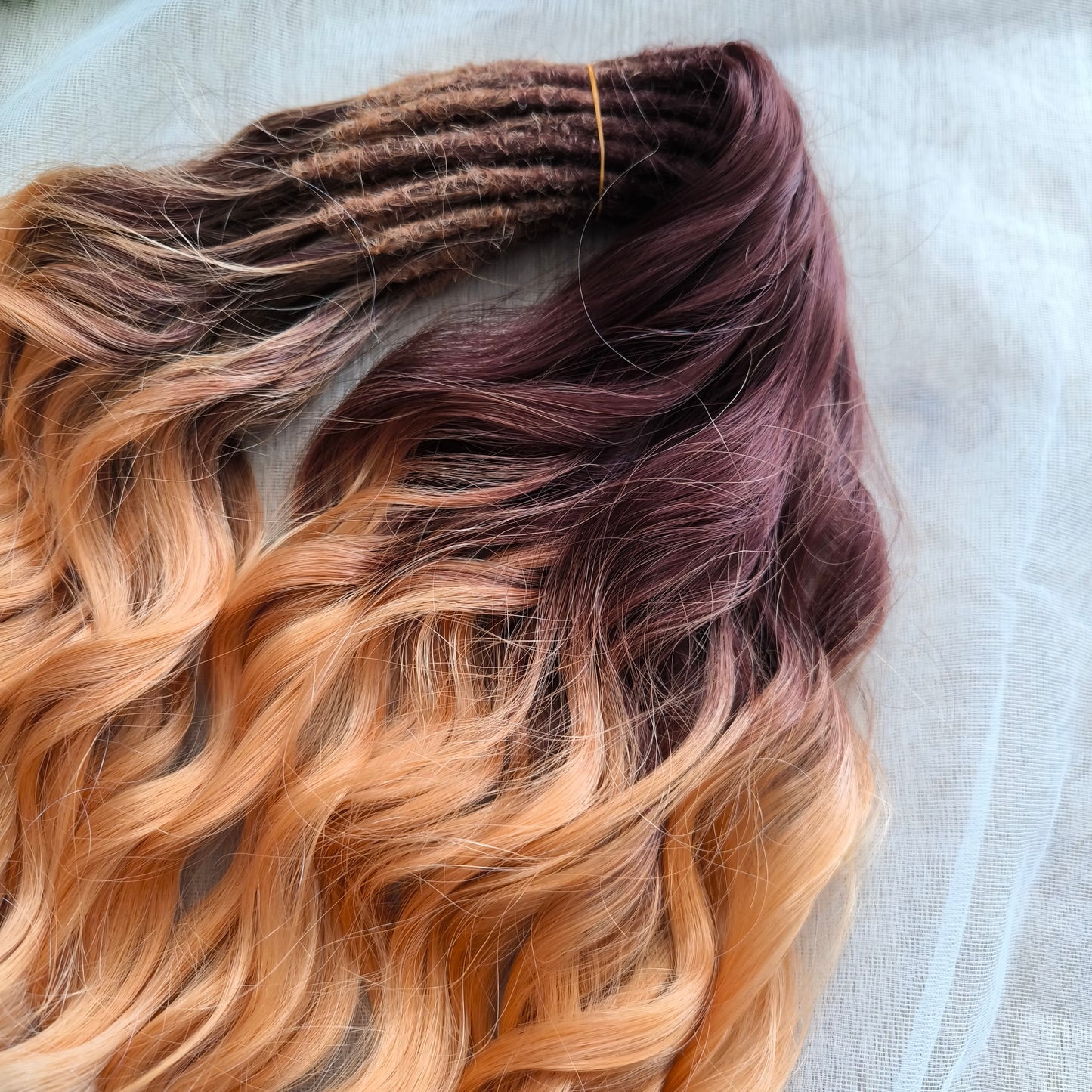 Calico – warm, rich, and full of fiery charm 🔥
From deep mahogany roots through glowing copper and pumpkin tones, to creamy vanilla ends — this smooth ombré evokes autumn leaves, golden hour sunlight, and cozy warmth. Soft, lightweight, and reusable synthetic brushable double ended wavy dreadlocks (available as regular dreaded, braided middle, or push-up).
Perfect for fall looks, seasonal photoshoots, or anyone who craves warm, spicy colors in their style.