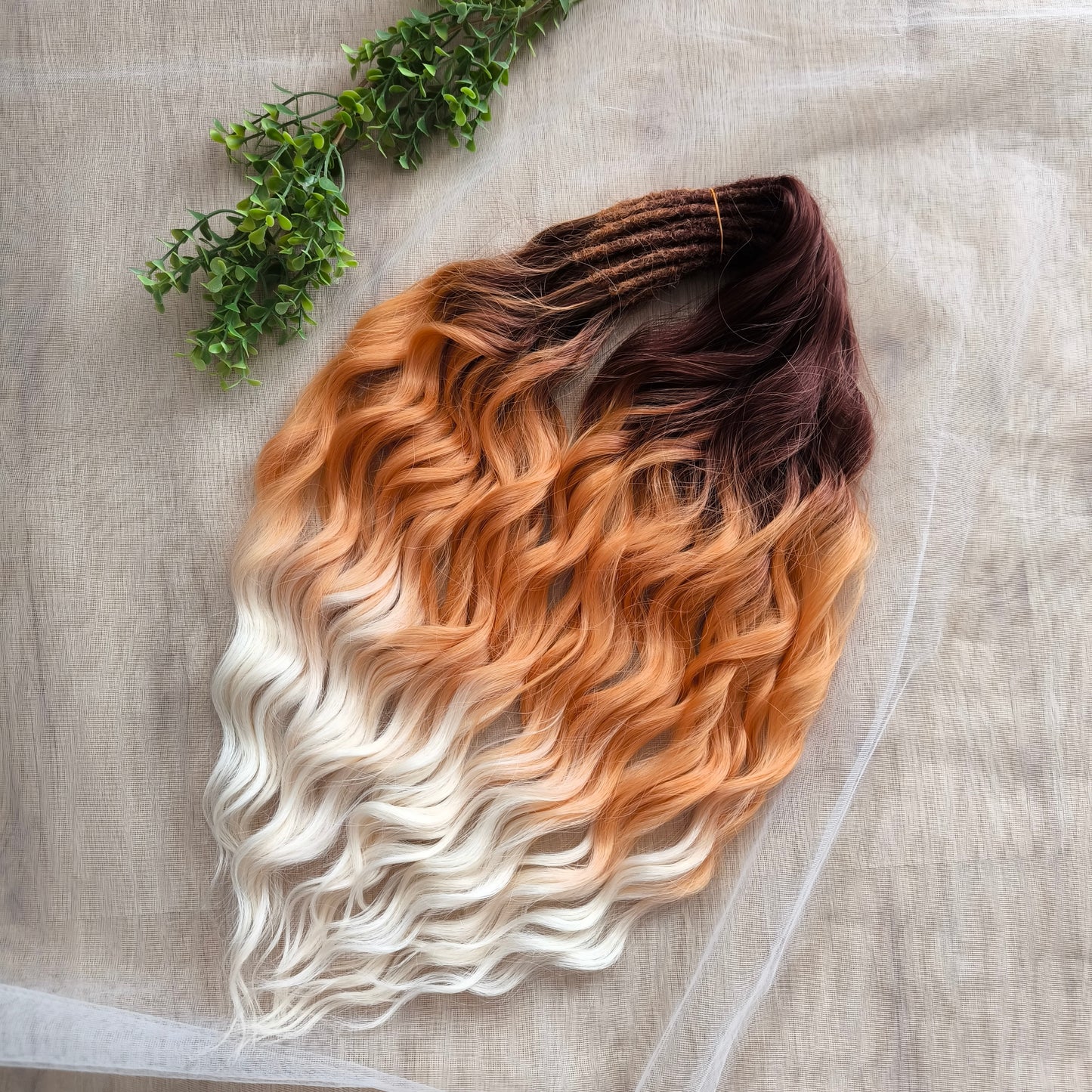 Calico – warm, rich, and full of fiery charm 🔥
From deep mahogany roots through glowing copper and pumpkin tones, to creamy vanilla ends — this smooth ombré evokes autumn leaves, golden hour sunlight, and cozy warmth. Soft, lightweight, and reusable synthetic brushable double ended wavy dreadlocks (available as regular dreaded, braided middle, or push-up).
Perfect for fall looks, seasonal photoshoots, or anyone who craves warm, spicy colors in their style.