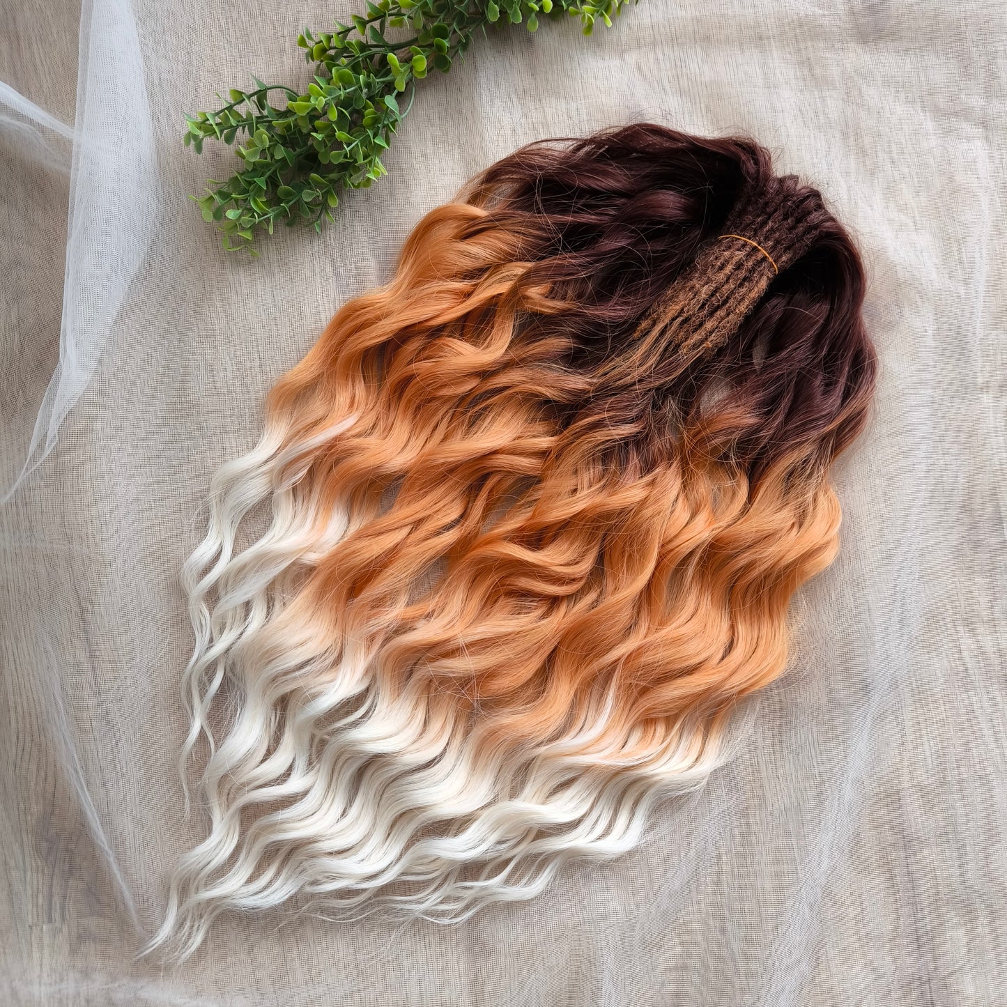 Calico – warm, rich, and full of fiery charm 🔥
From deep mahogany roots through glowing copper and pumpkin tones, to creamy vanilla ends — this smooth ombré evokes autumn leaves, golden hour sunlight, and cozy warmth. Soft, lightweight, and reusable synthetic brushable double ended wavy dreadlocks (available as regular dreaded, braided middle, or push-up).
Perfect for fall looks, seasonal photoshoots, or anyone who craves warm, spicy colors in their style.