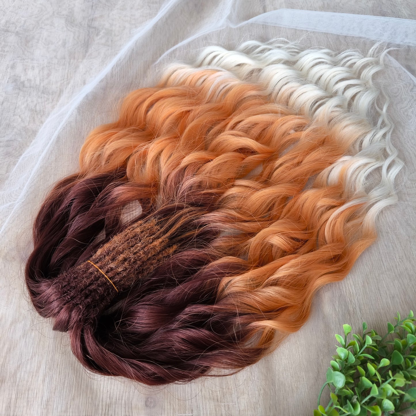 Calico – warm, rich, and full of fiery charm 🔥
From deep mahogany roots through glowing copper and pumpkin tones, to creamy vanilla ends — this smooth ombré evokes autumn leaves, golden hour sunlight, and cozy warmth. Soft, lightweight, and reusable synthetic brushable double ended wavy dreadlocks (available as regular dreaded, braided middle, or push-up).
Perfect for fall looks, seasonal photoshoots, or anyone who craves warm, spicy colors in their style.