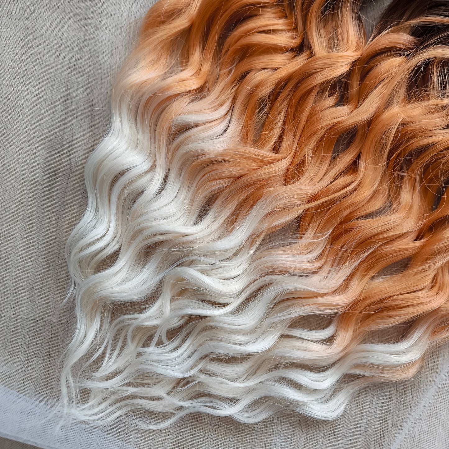 Calico – warm, rich, and full of fiery charm 🔥
From deep mahogany roots through glowing copper and pumpkin tones, to creamy vanilla ends — this smooth ombré evokes autumn leaves, golden hour sunlight, and cozy warmth. Soft, lightweight, and reusable synthetic brushable double ended wavy dreadlocks (available as regular dreaded, braided middle, or push-up).
Perfect for fall looks, seasonal photoshoots, or anyone who craves warm, spicy colors in their style.