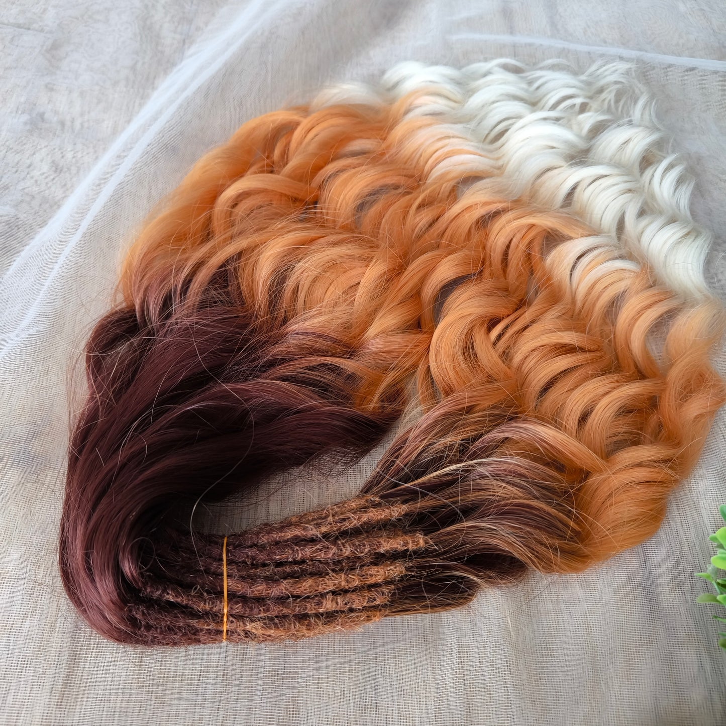 Calico – warm, rich, and full of fiery charm 🔥
From deep mahogany roots through glowing copper and pumpkin tones, to creamy vanilla ends — this smooth ombré evokes autumn leaves, golden hour sunlight, and cozy warmth. Soft, lightweight, and reusable synthetic brushable double ended wavy dreadlocks (available as regular dreaded, braided middle, or push-up).
Perfect for fall looks, seasonal photoshoots, or anyone who craves warm, spicy colors in their style.