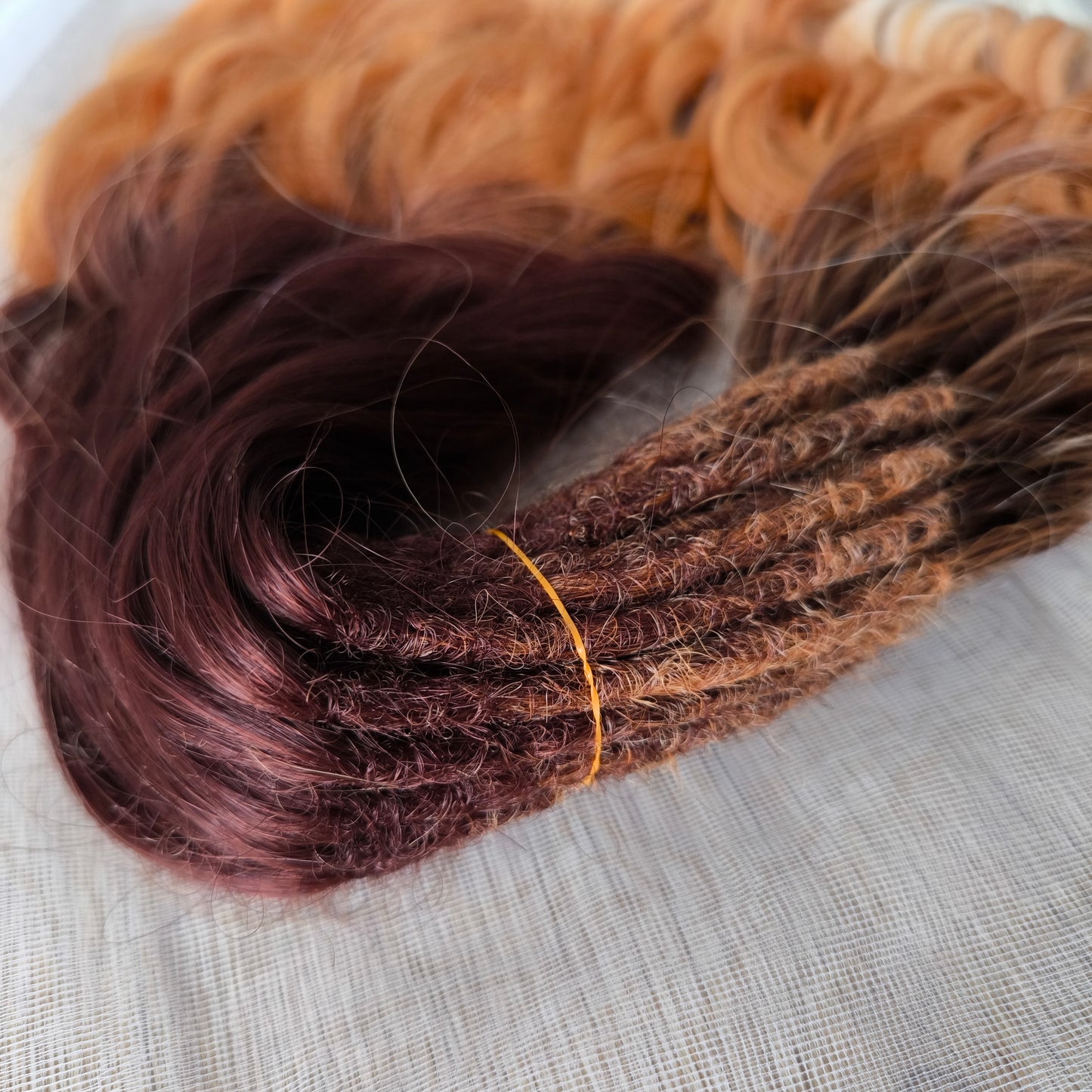 Calico – warm, rich, and full of fiery charm 🔥
From deep mahogany roots through glowing copper and pumpkin tones, to creamy vanilla ends — this smooth ombré evokes autumn leaves, golden hour sunlight, and cozy warmth. Soft, lightweight, and reusable synthetic brushable double ended wavy dreadlocks (available as regular dreaded, braided middle, or push-up).
Perfect for fall looks, seasonal photoshoots, or anyone who craves warm, spicy colors in their style.