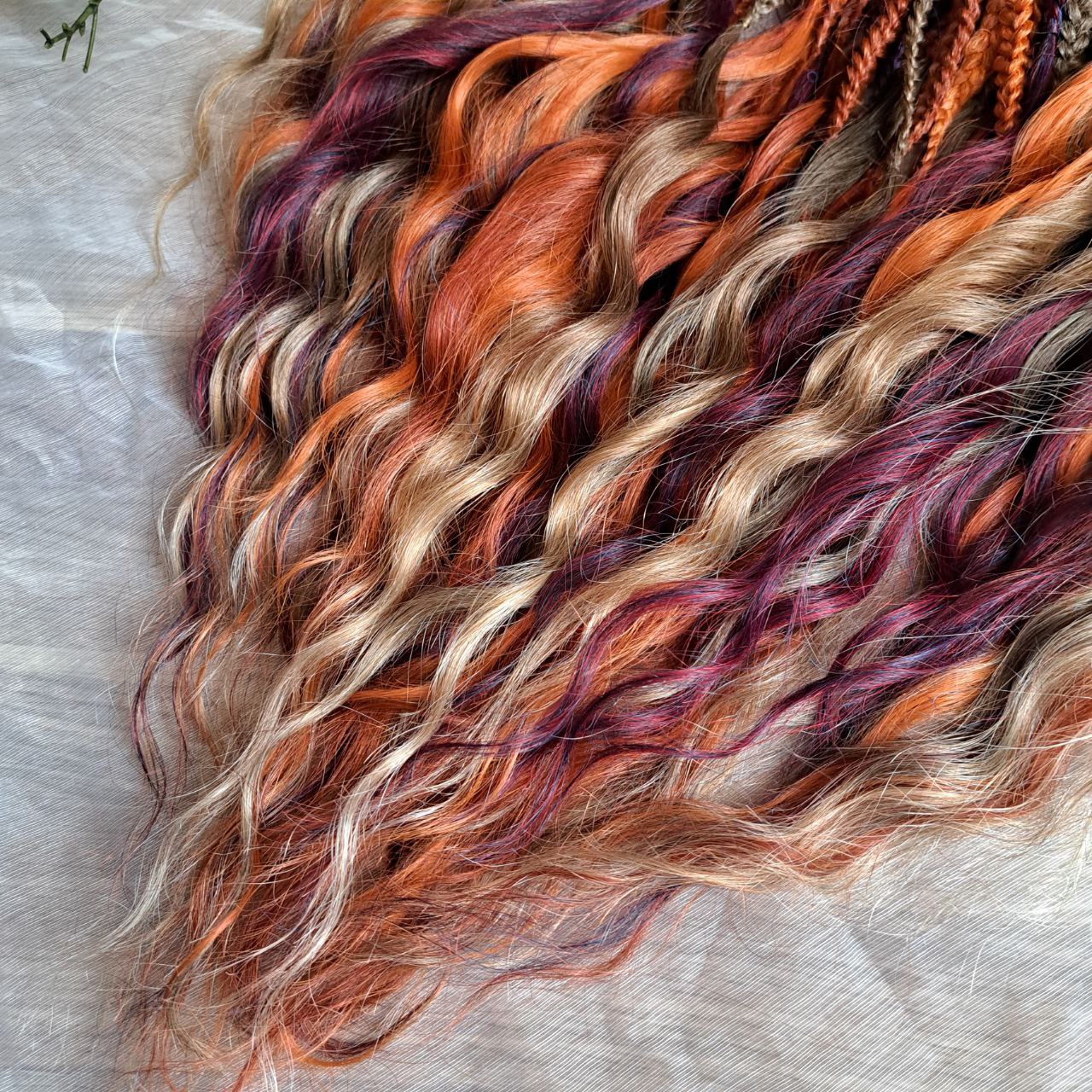 warm and rich, this set combines five carefully chosen shades: brown mixed with soft hazelnut brown, while fiery copper and golden auburn tones bring glowing warmth. A final touch of hand-blended plum purple adds contrast and mystery, completing this striking multi-tone mix.