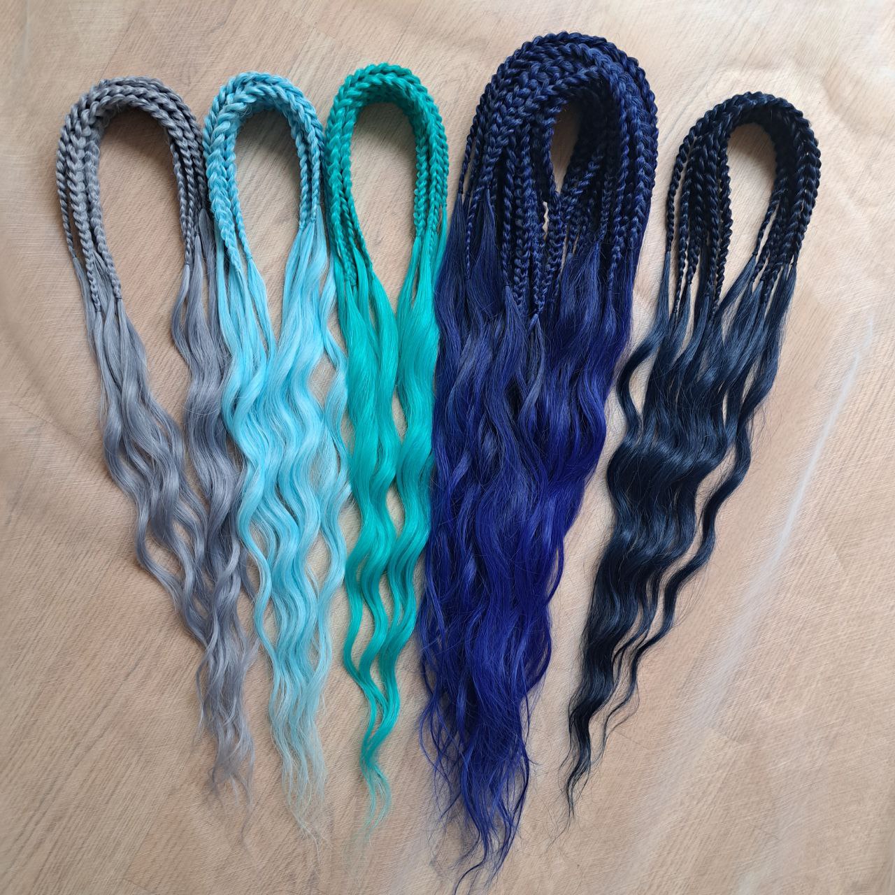 Dive into the deep with Ocean Storm - a powerful mix of midnight and navy blue, turquoise, teal, and icy silver that flows like wild ocean waves. Bold, refreshing, and mysterious - this set is perfect for those who love dramatic contrasts and want their look to stand out.
Soft, lightweight, and reusable custom synthetic brushable double ended curls, a mix of Anna and Body wave (regular dreaded, braided middle or push-up).