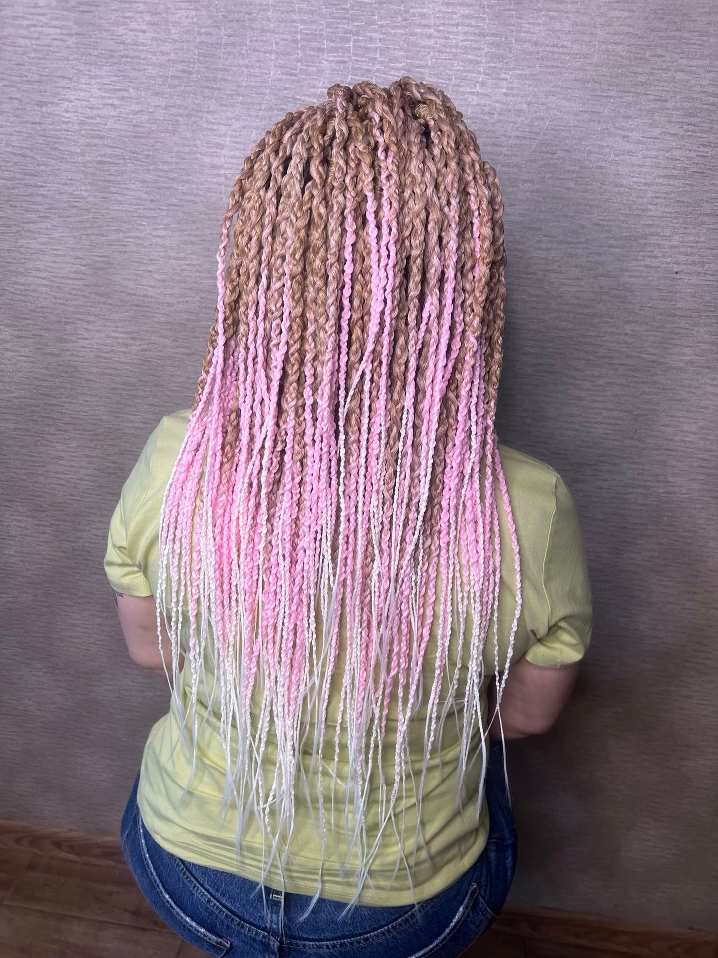 Ombre from nude blonde to pink and white: soft, lightweight, and reusable 49 double ended synthetic accents textured round braids "Waltz". Worn once during 5 weeks. Has been washed and corrected. Very good condition.
The length is 22-24 inches (55-60 cm).