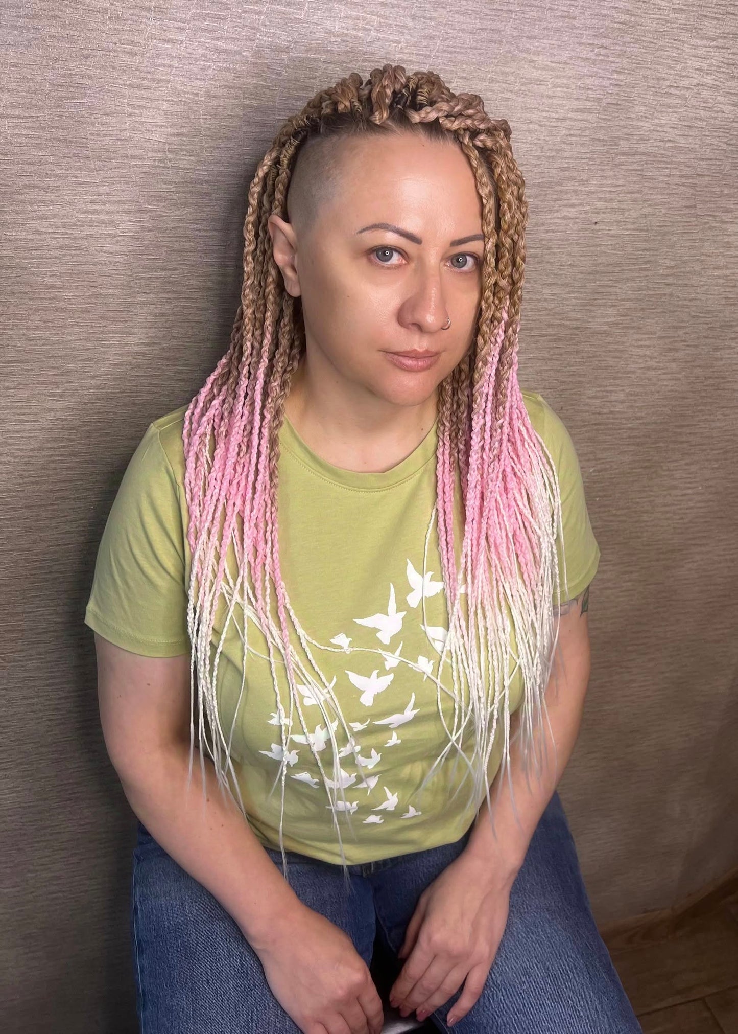 Ombre from nude blonde to pink and white: soft, lightweight, and reusable 49 double ended synthetic accents textured round braids "Waltz". Worn once during 5 weeks. Has been washed and corrected. Very good condition.
The length is 22-24 inches (55-60 cm).
