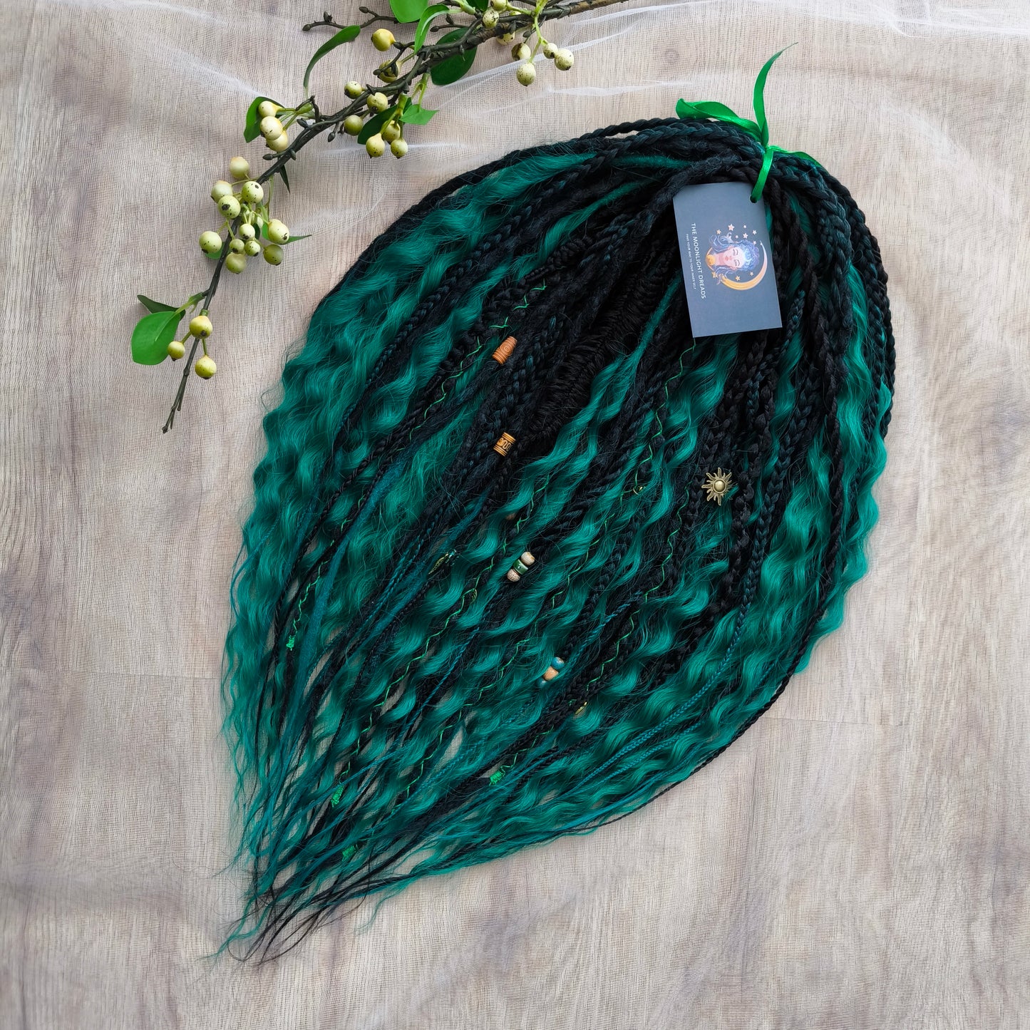 "Deep forest" - Black and emerald synthetic set of double ended crochet textured dreadlocks, variouse braids, Senegalese twists, and dreaded curls.
Standard length: ±22-24 inches (55-60 cm)
Thickness of dreads and braids: ±0.6-0.8 cm
Dreaded part of curls ±3-4 inches (8-10 cm)
Weight with decoration: ±315 gr (11 oz)