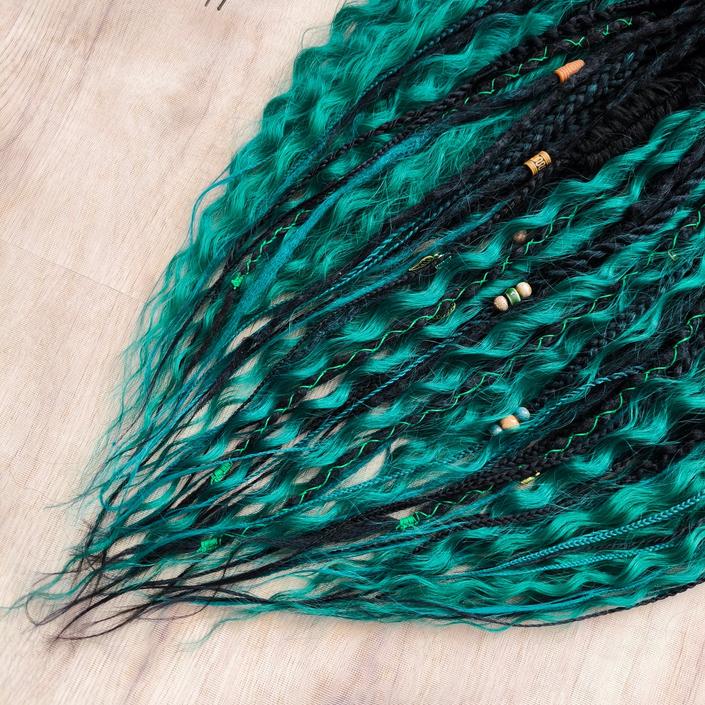 "Deep forest" - Black and emerald synthetic set of double ended crochet textured dreadlocks, variouse braids, Senegalese twists, and dreaded curls.
Standard length: ±22-24 inches (55-60 cm)
Thickness of dreads and braids: ±0.6-0.8 cm
Dreaded part of curls ±3-4 inches (8-10 cm)
Weight with decoration: ±315 gr (11 oz)