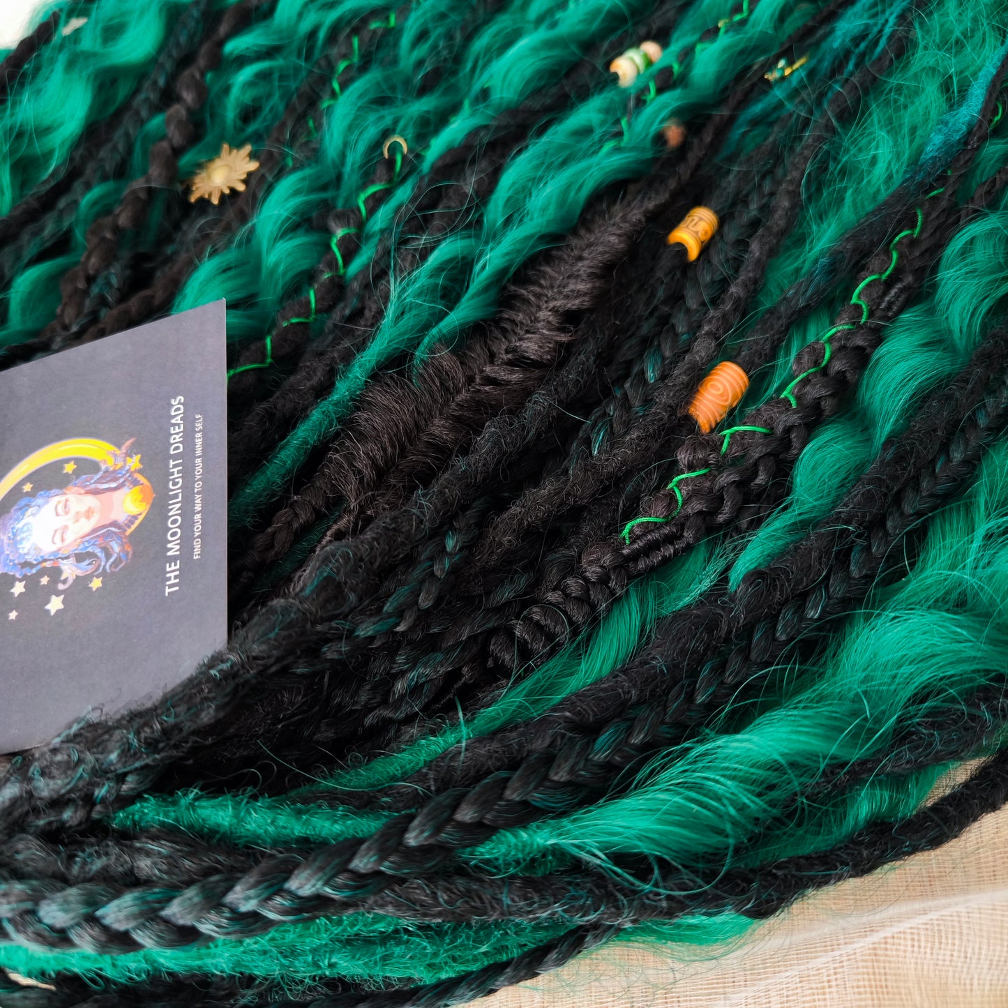 "Deep forest" - Black and emerald synthetic set of double ended crochet textured dreadlocks, variouse braids, Senegalese twists, and dreaded curls.
Standard length: ±22-24 inches (55-60 cm)
Thickness of dreads and braids: ±0.6-0.8 cm
Dreaded part of curls ±3-4 inches (8-10 cm)
Weight with decoration: ±315 gr (11 oz)