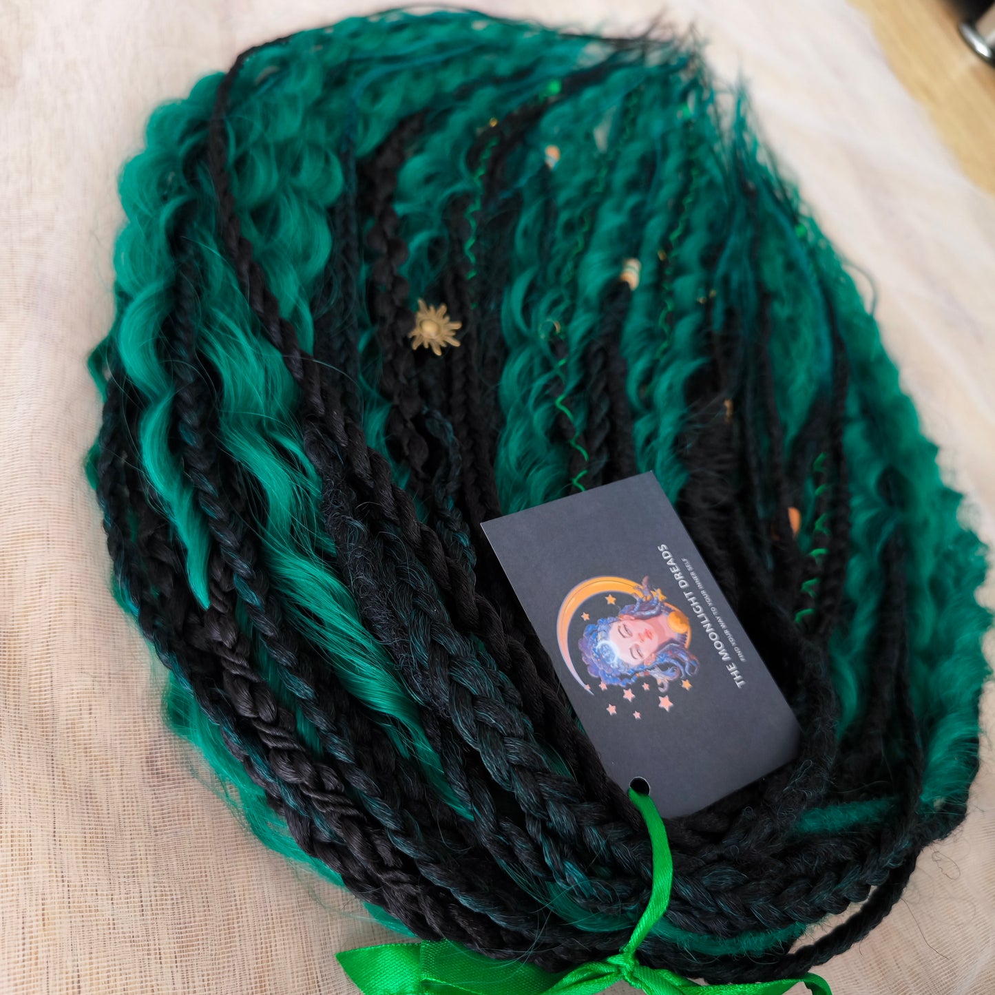 "Deep forest" - Black and emerald synthetic set of double ended crochet textured dreadlocks, variouse braids, Senegalese twists, and dreaded curls.
Standard length: ±22-24 inches (55-60 cm)
Thickness of dreads and braids: ±0.6-0.8 cm
Dreaded part of curls ±3-4 inches (8-10 cm)
Weight with decoration: ±315 gr (11 oz)