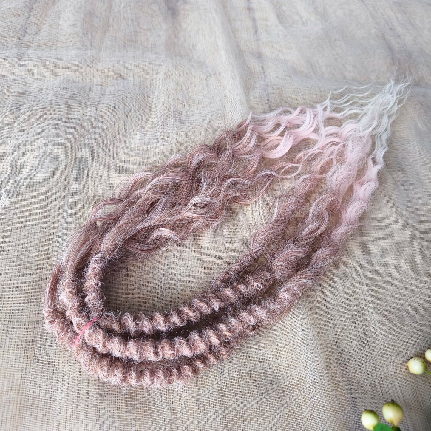 The set features a soft and elegant gradient: starting with a dusty rose brown at the roots, blending into a gentle blush pink, and fading into a light icy blonde at the tips.
It creates a dreamy, romantic look reminiscent of strawberries and cream or a rosé latte – delicate yet eye-catching. The subtle pastel tones make this color perfect for those who love a feminine, graceful, and versatile style.