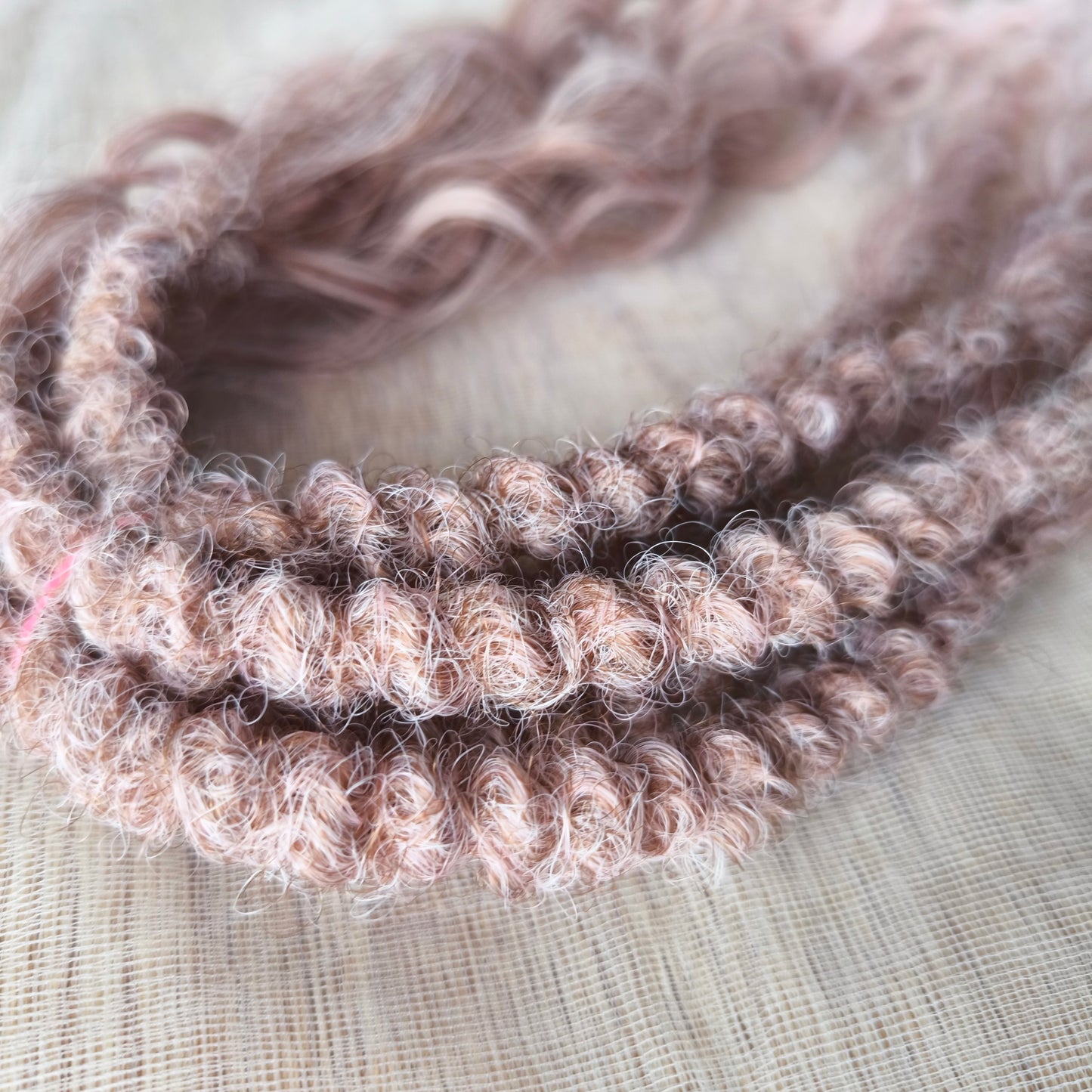The set features a soft and elegant gradient: starting with a dusty rose brown at the roots, blending into a gentle blush pink, and fading into a light icy blonde at the tips.
It creates a dreamy, romantic look reminiscent of strawberries and cream or a rosé latte – delicate yet eye-catching. The subtle pastel tones make this color perfect for those who love a feminine, graceful, and versatile style.