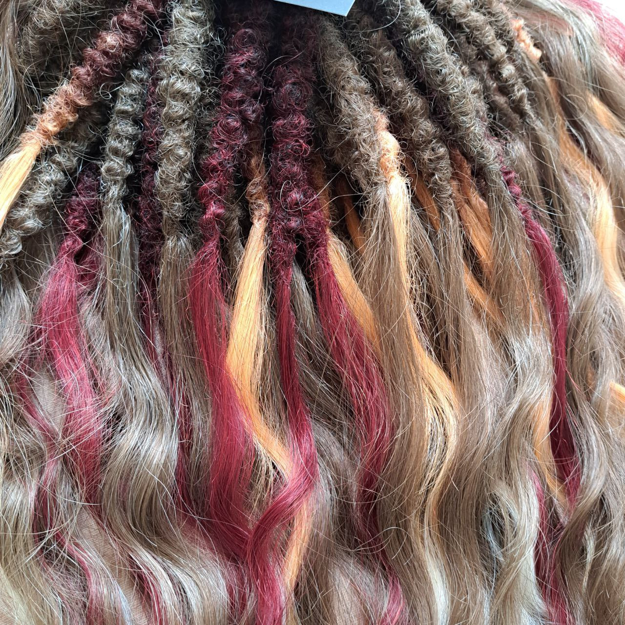 Autumn Garnet Smoke is a variation of the popular Autumn Smoke set with the addition of rich burgundy strands. Inspired by the richness of autumn and the depth of garnet, this set combines warm smoky browns and golden tones with bold burgundy accents. The blend creates a look that is both elegant and powerful, perfect for those who want to highlight their individuality with a touch of autumn mystery.