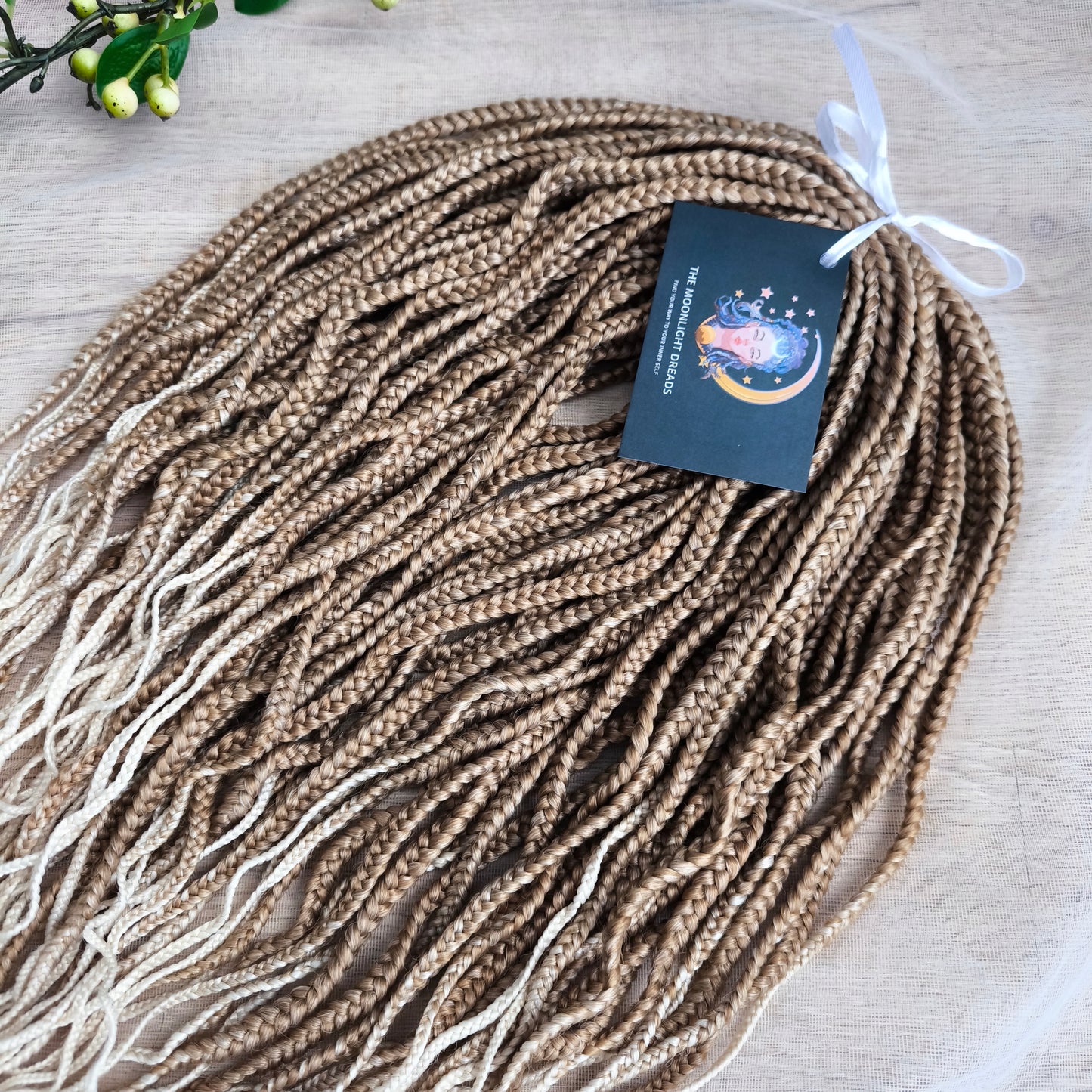 Natural ombre blonde reusable synthetic partial set of 45 DE wavy braids.
The length is 20-22 inches (50-55 cm)
Thickness ±0.8 cm
Weight ±400 grams (14 oz)
