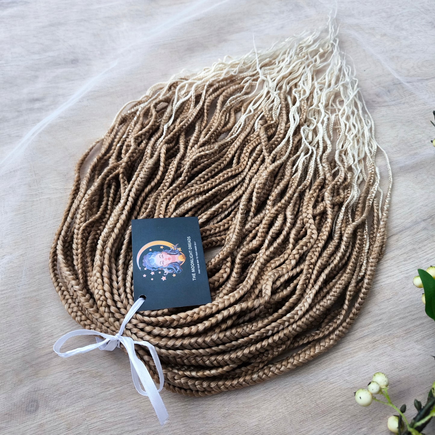 Natural ombre blonde reusable synthetic partial set of 45 DE wavy braids.
The length is 20-22 inches (50-55 cm)
Thickness ±0.8 cm
Weight ±400 grams (14 oz)